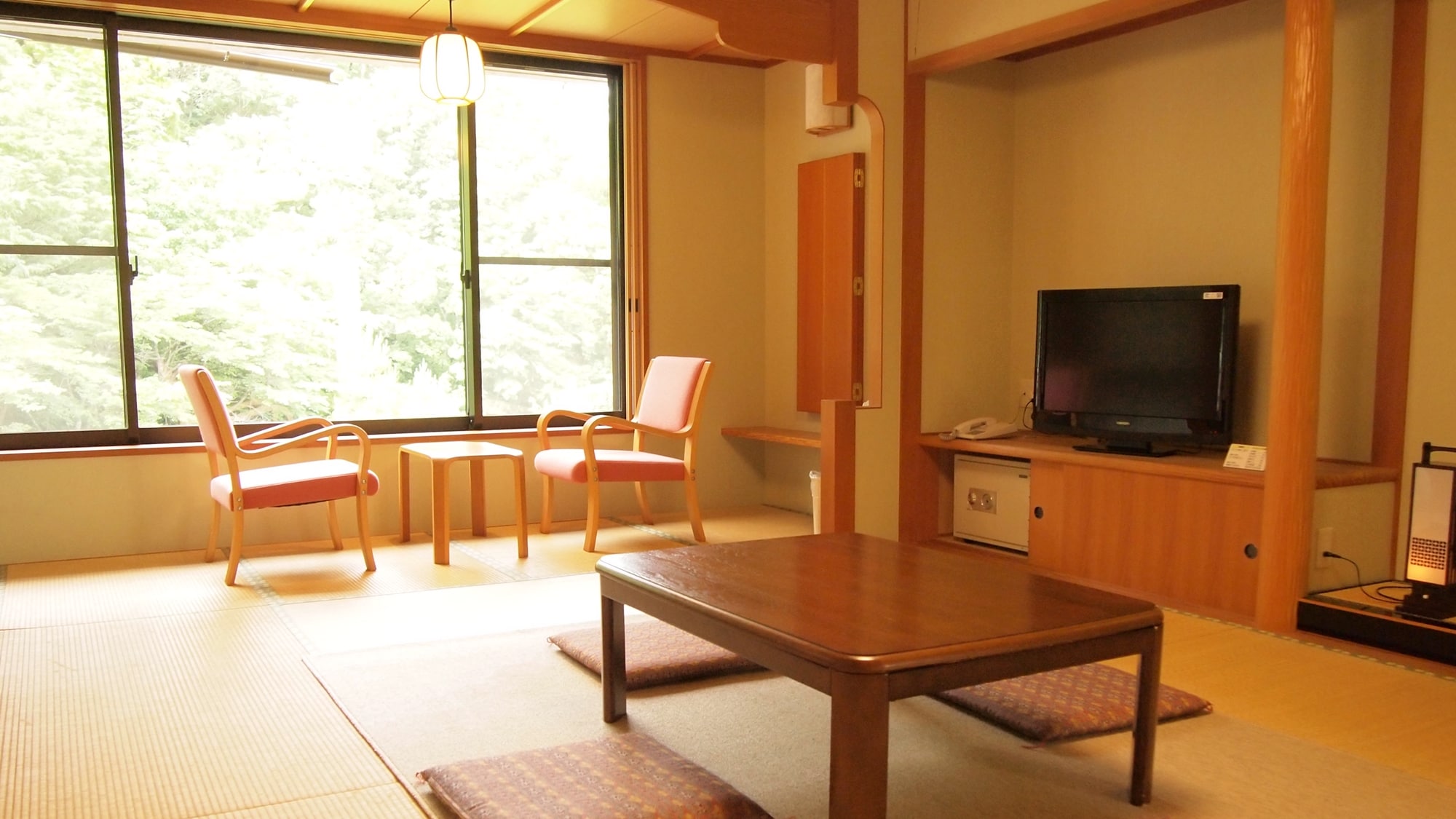 *[Example of a Japanese-style room in the new building] This is a fully Japanese-style room with tatami mats and a large window that is suitable for barrier-free access.