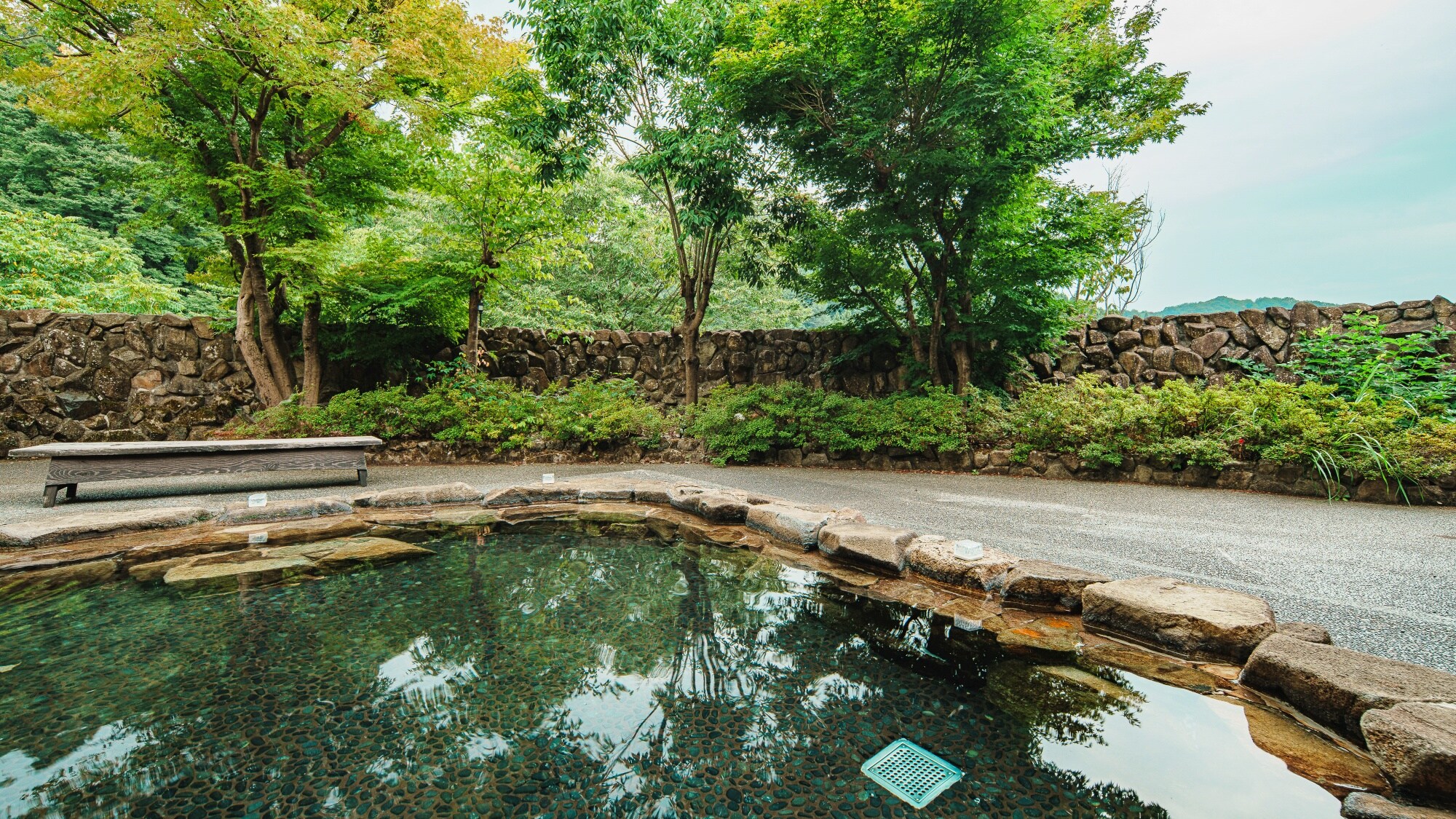 *Open-air bath: A mild, simple hot spring that will warm you to the core.