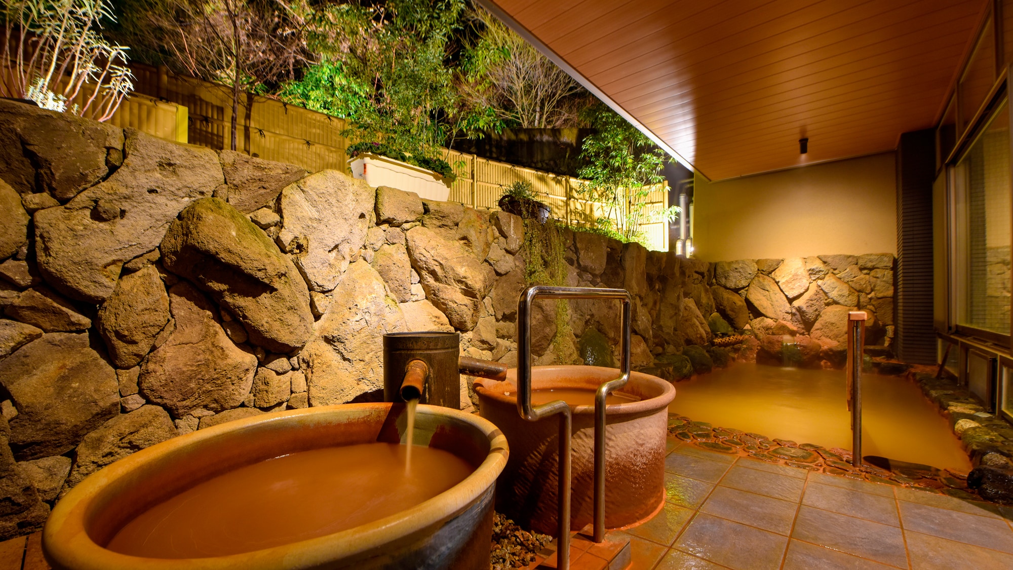 [Large communal bath A, Kinsen open-air bath] You can enjoy Kinsen with abundant hot water in the open-air bath.