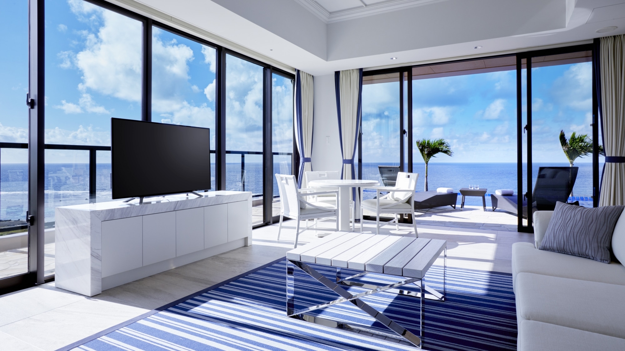 [Mirage Floor/Presidential Suite] Ocean view room with private pool.