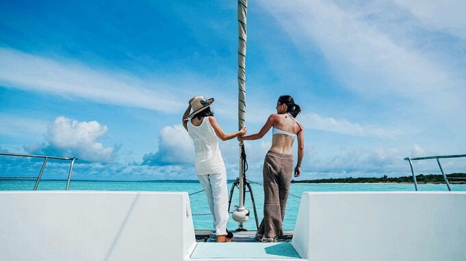 [Large catamaran yacht charter]