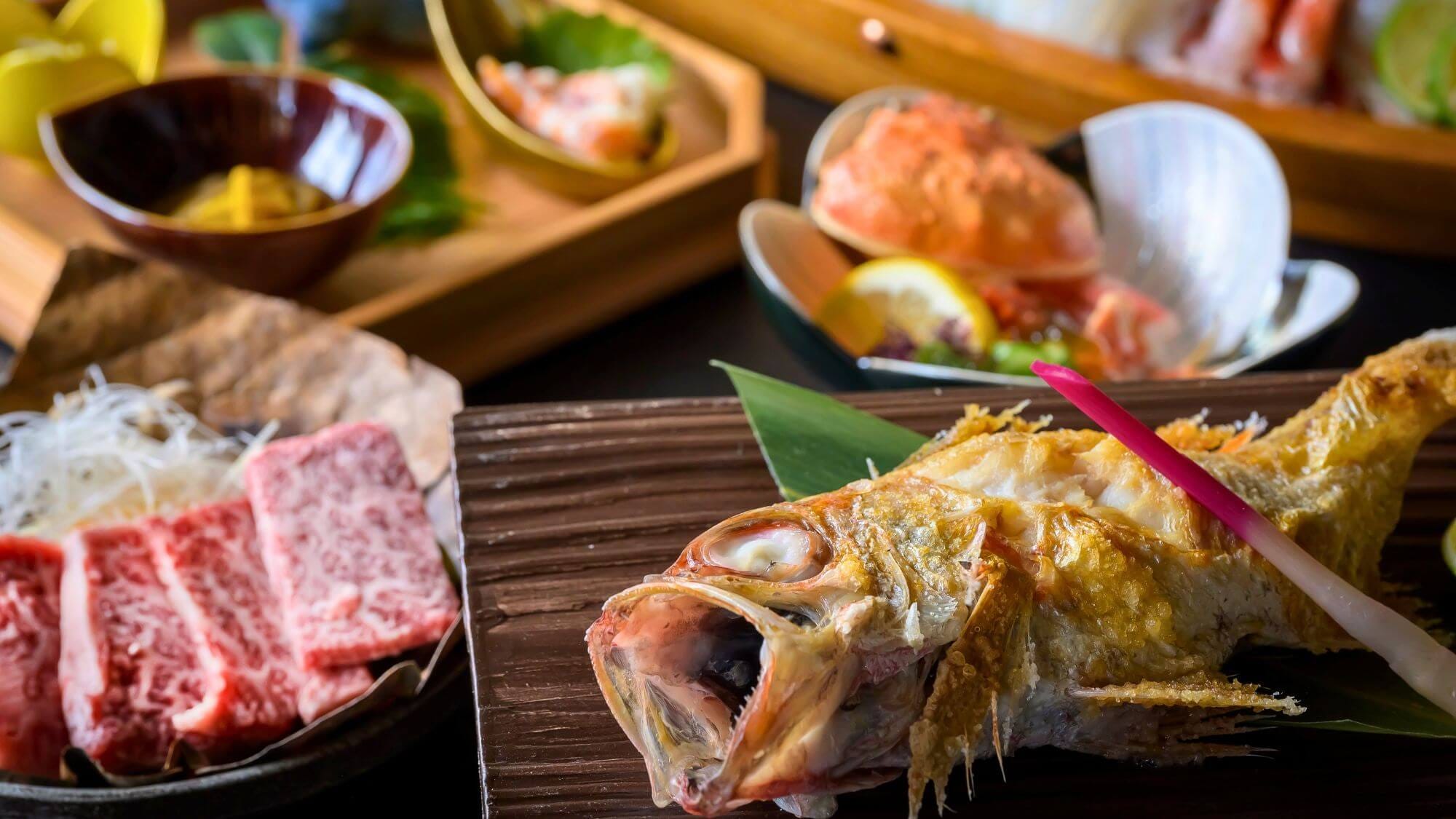 【朝日屋懷石】可以同時享用白身魚之王野狗黑和當地品牌冰見牛的豪華懷石料理。