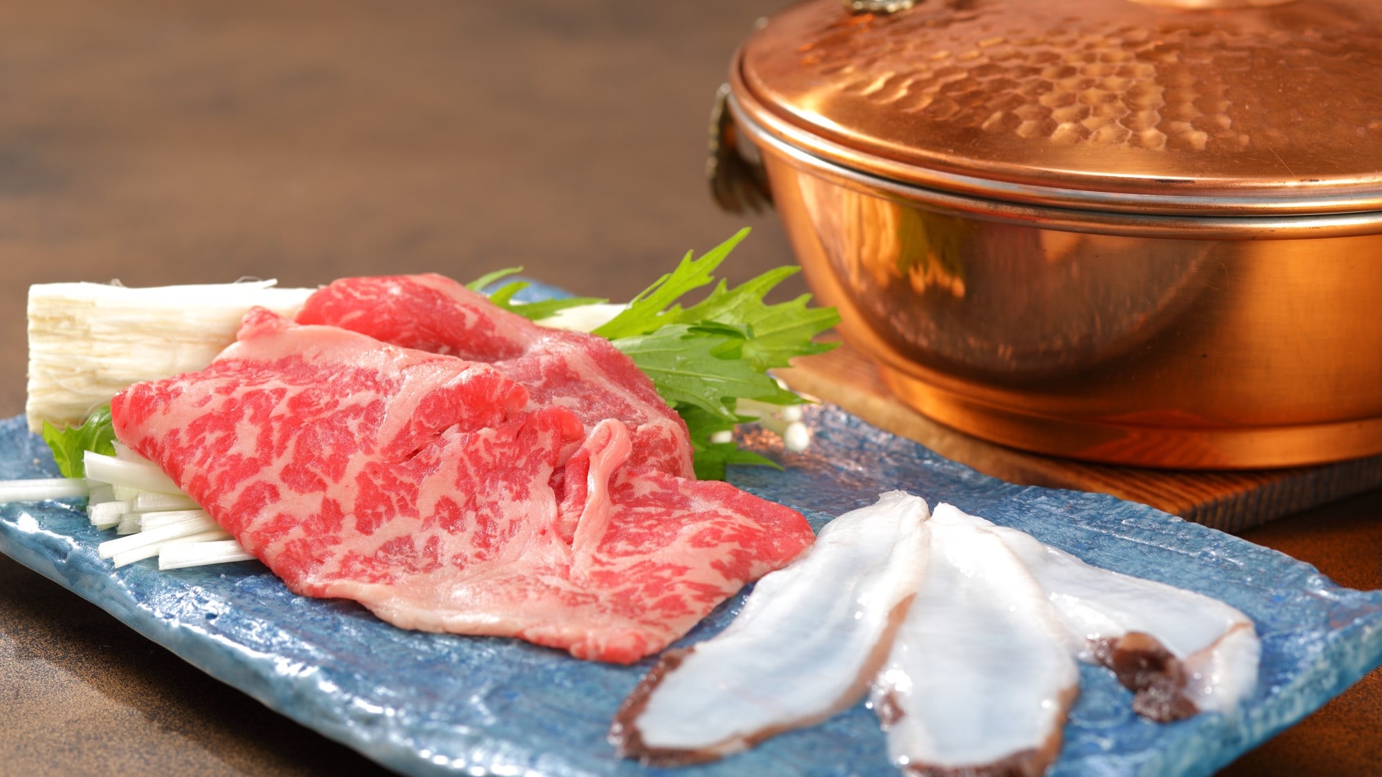 【知多牛里脊肉＆章魚涮涮鍋】 肉質迅速通過，將食材的味道帶出來。