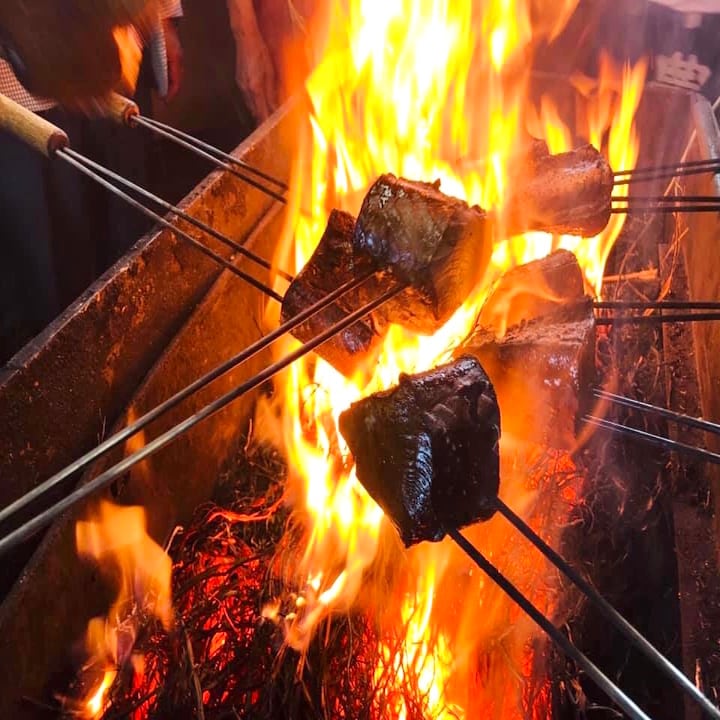 You can experience searing bonito over straw by yourself.
