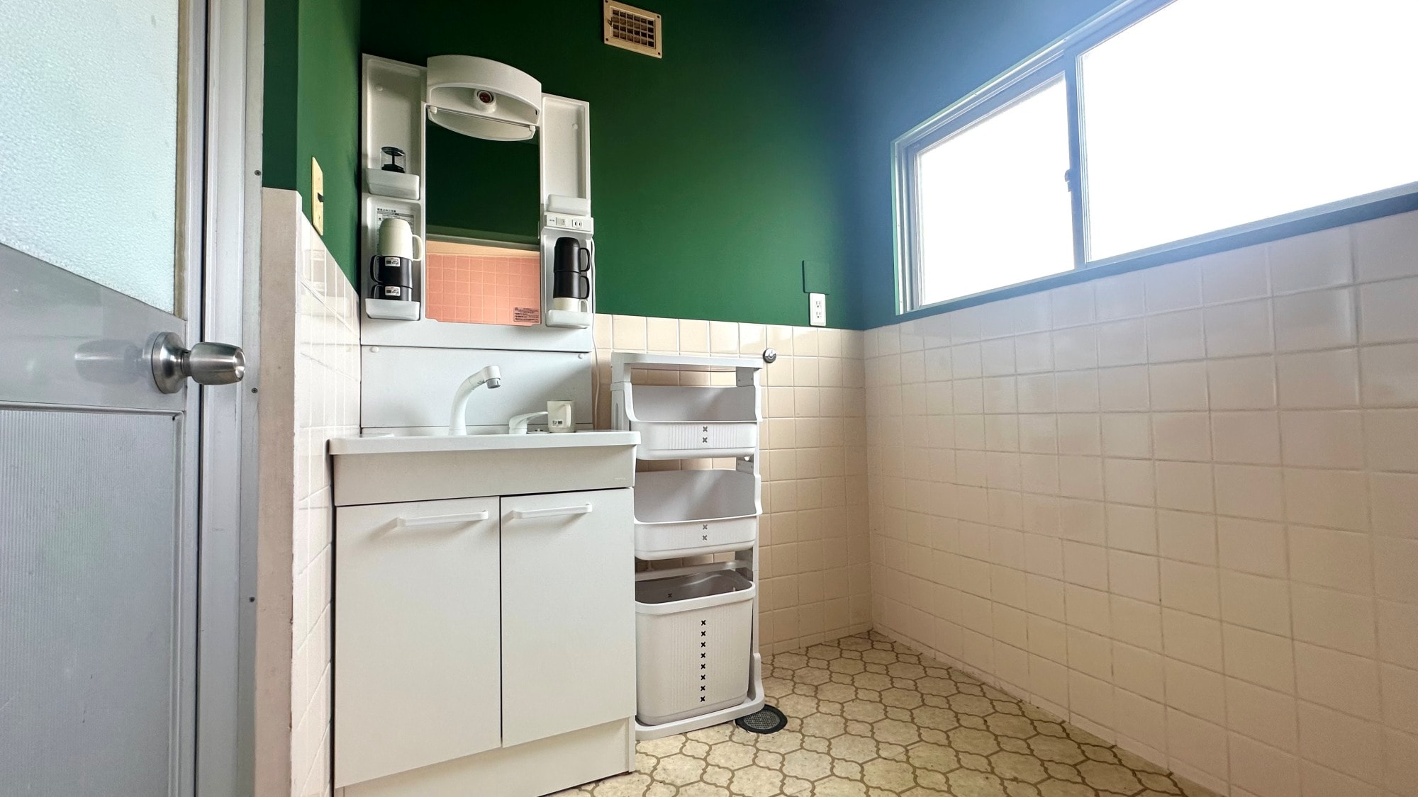 4th floor Olive 5-person room, changing room sink