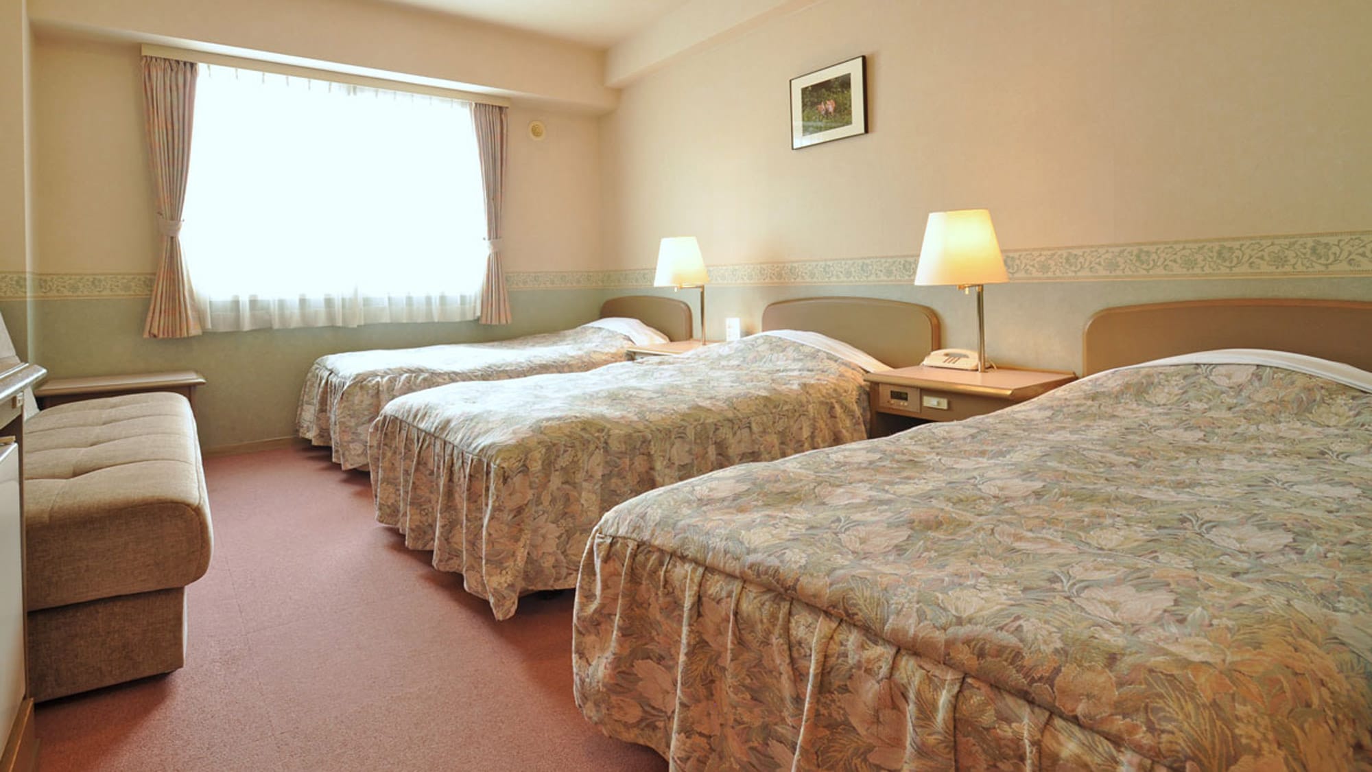 [Triple] A triple room where you can relax with your family or friends. *All rooms are non-smoking.