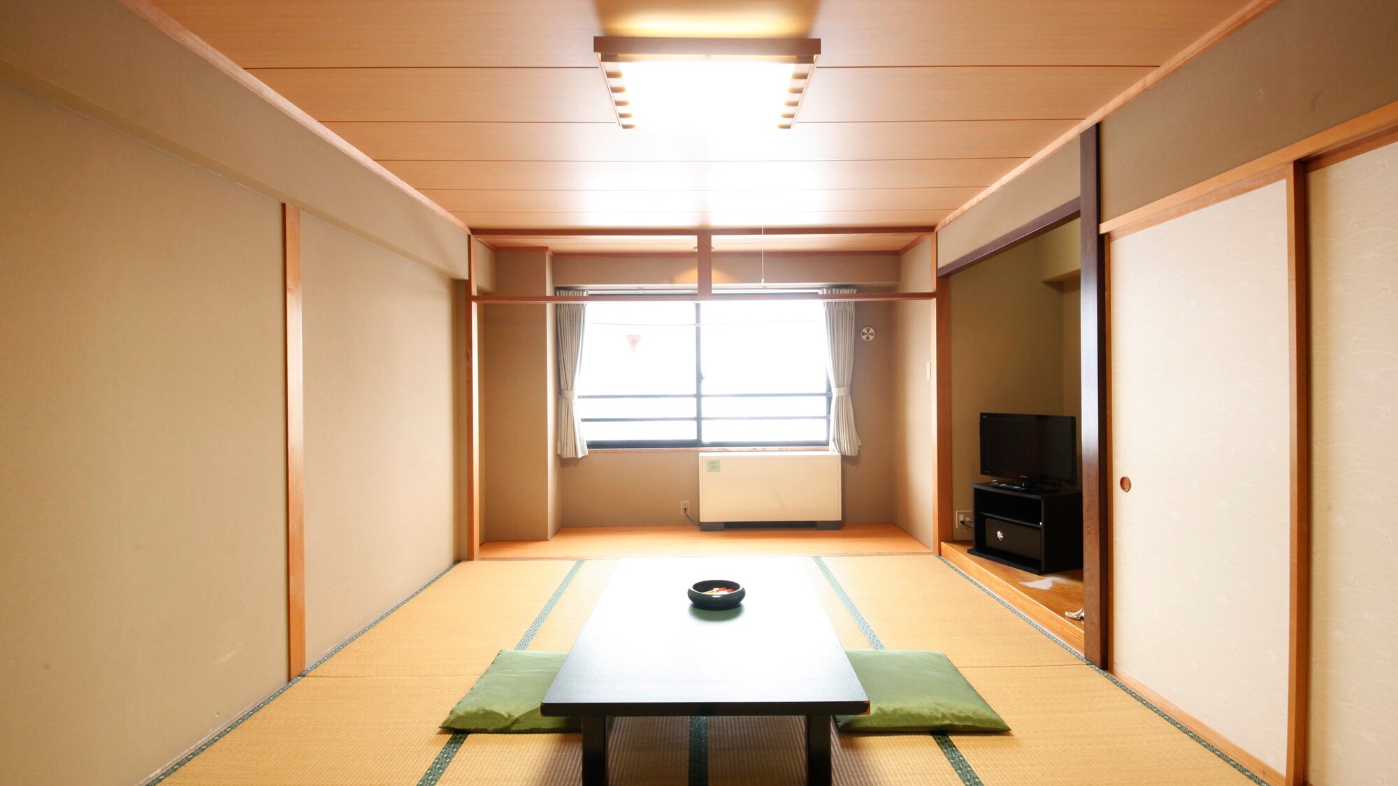 [Japanese-style room] You can relax comfortably with 14 tatami mats.