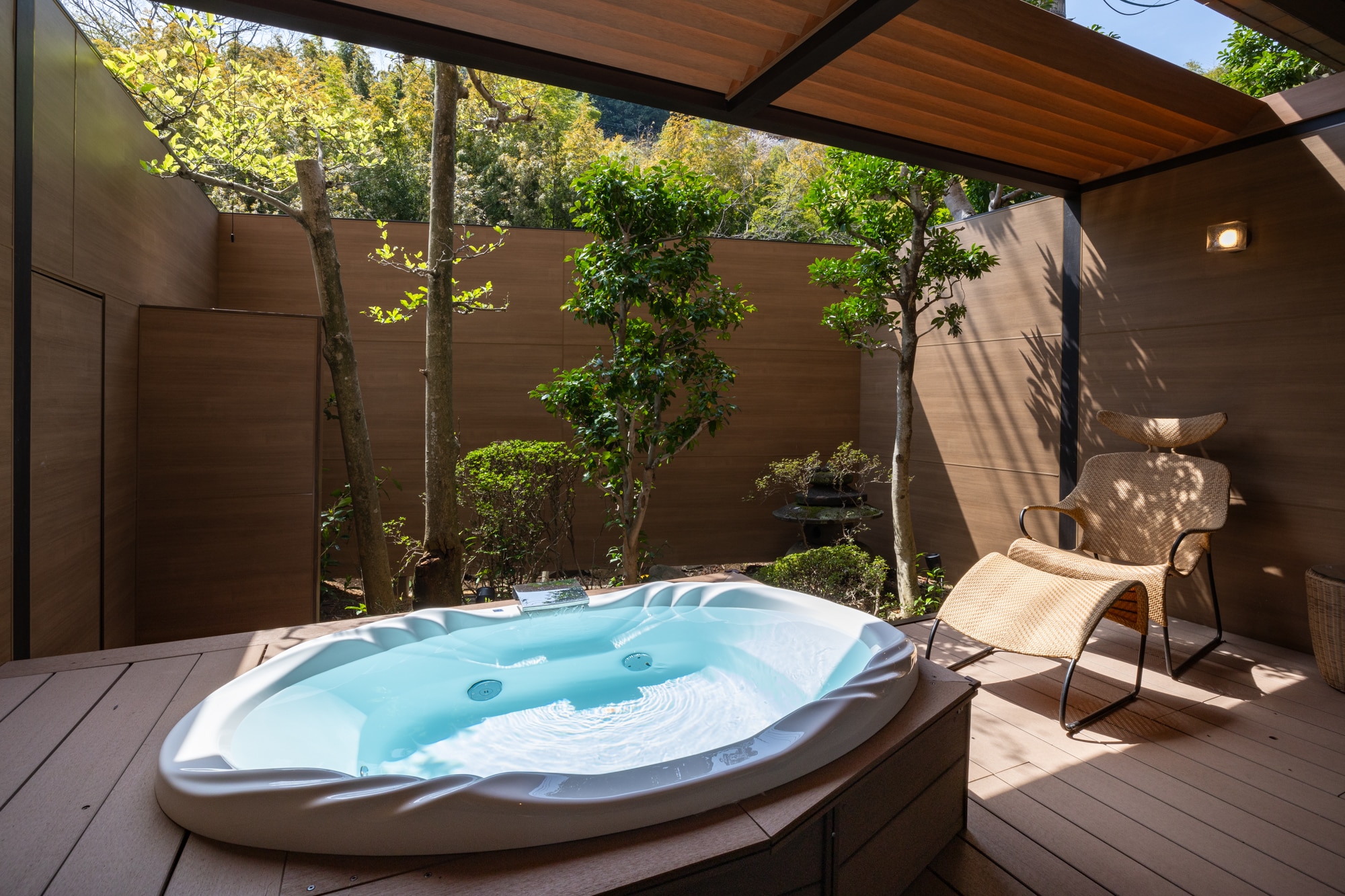 A newly renovated Japanese-modern Japanese-Western style room with an open-air bath♪