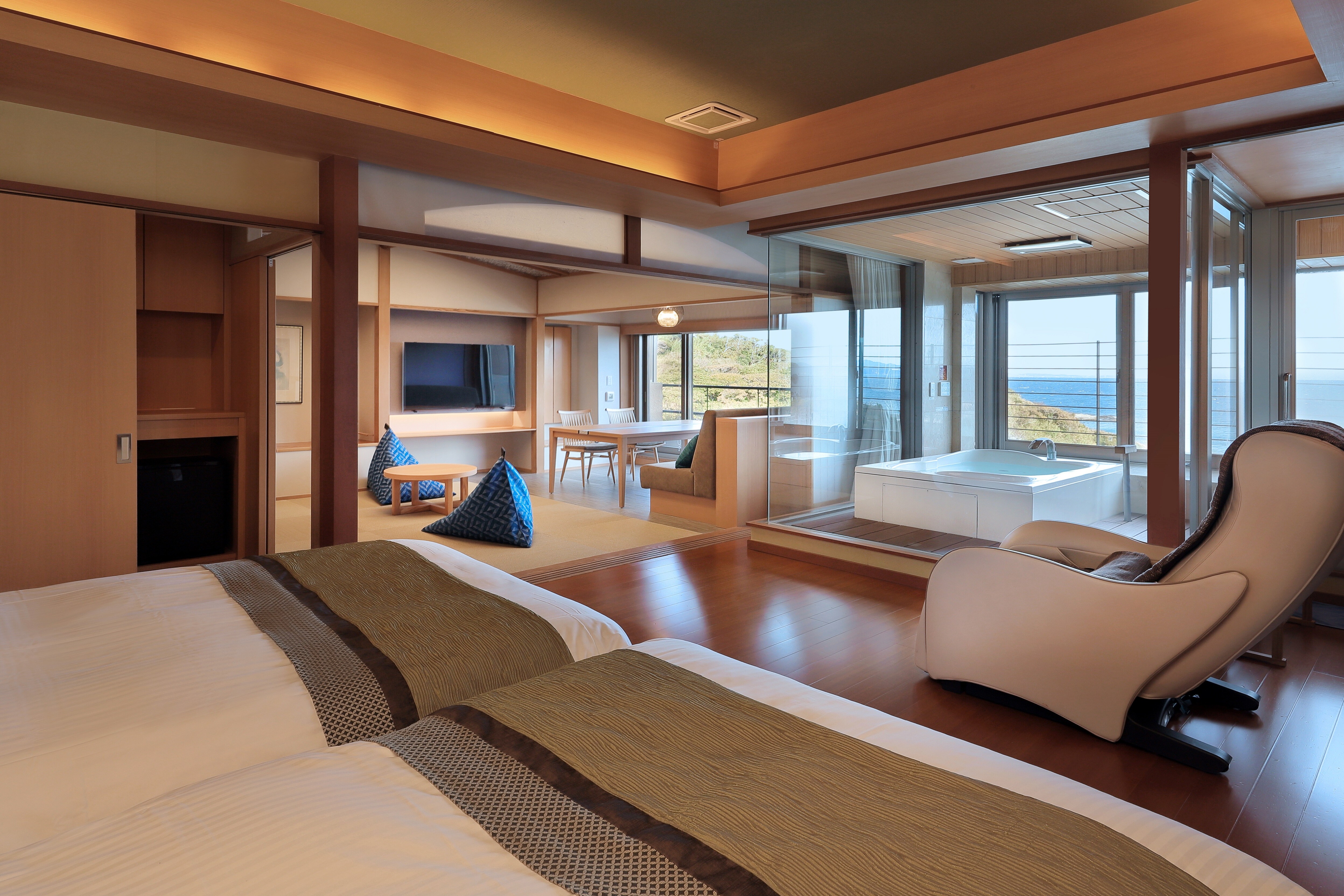 2nd floor: Japanese-Western room with panoramic bath (sea side 6 tatami mats + 24 m2)