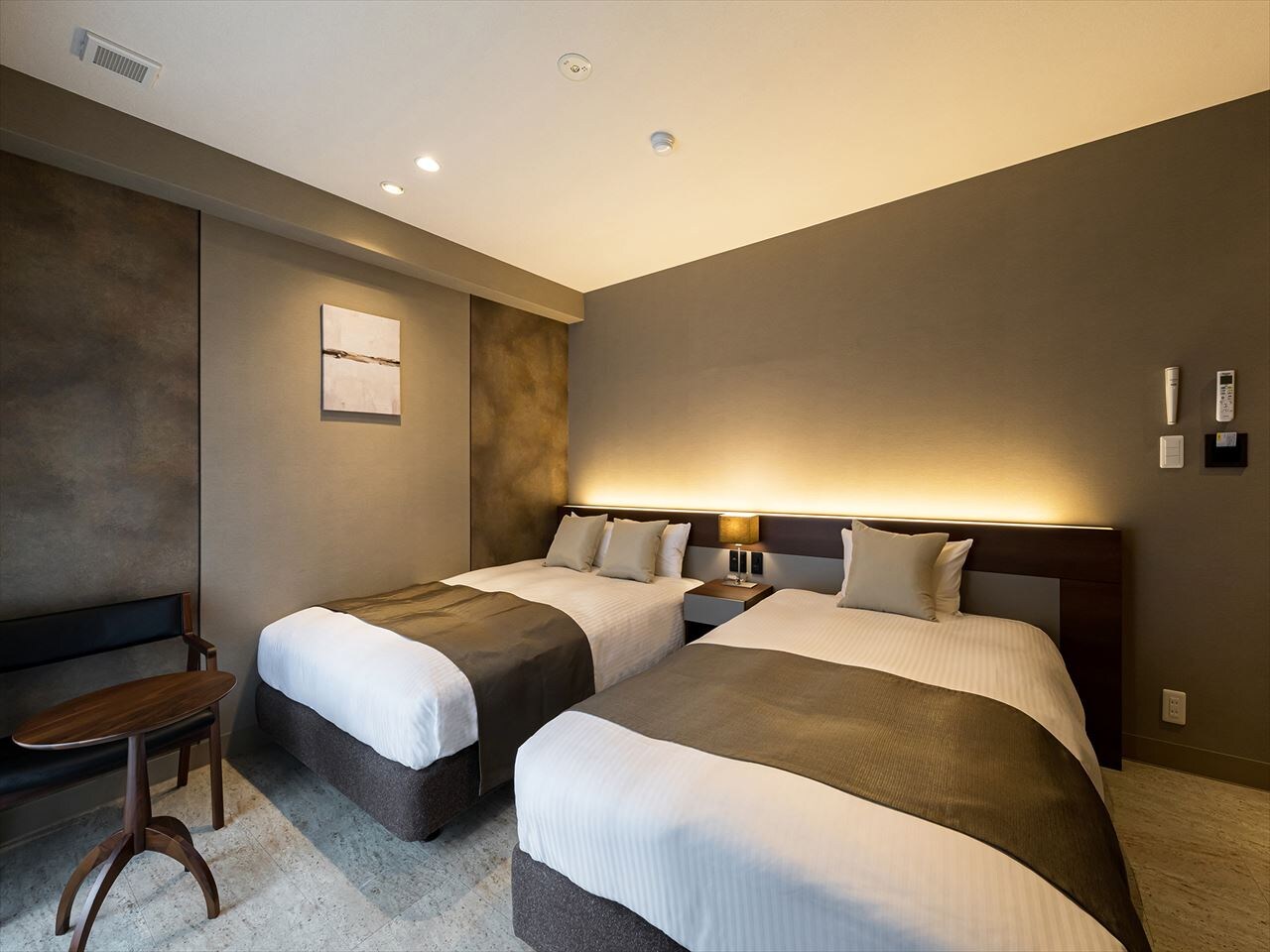 Twin room suitcases can be opened easily, please enjoy your stay in a large room.