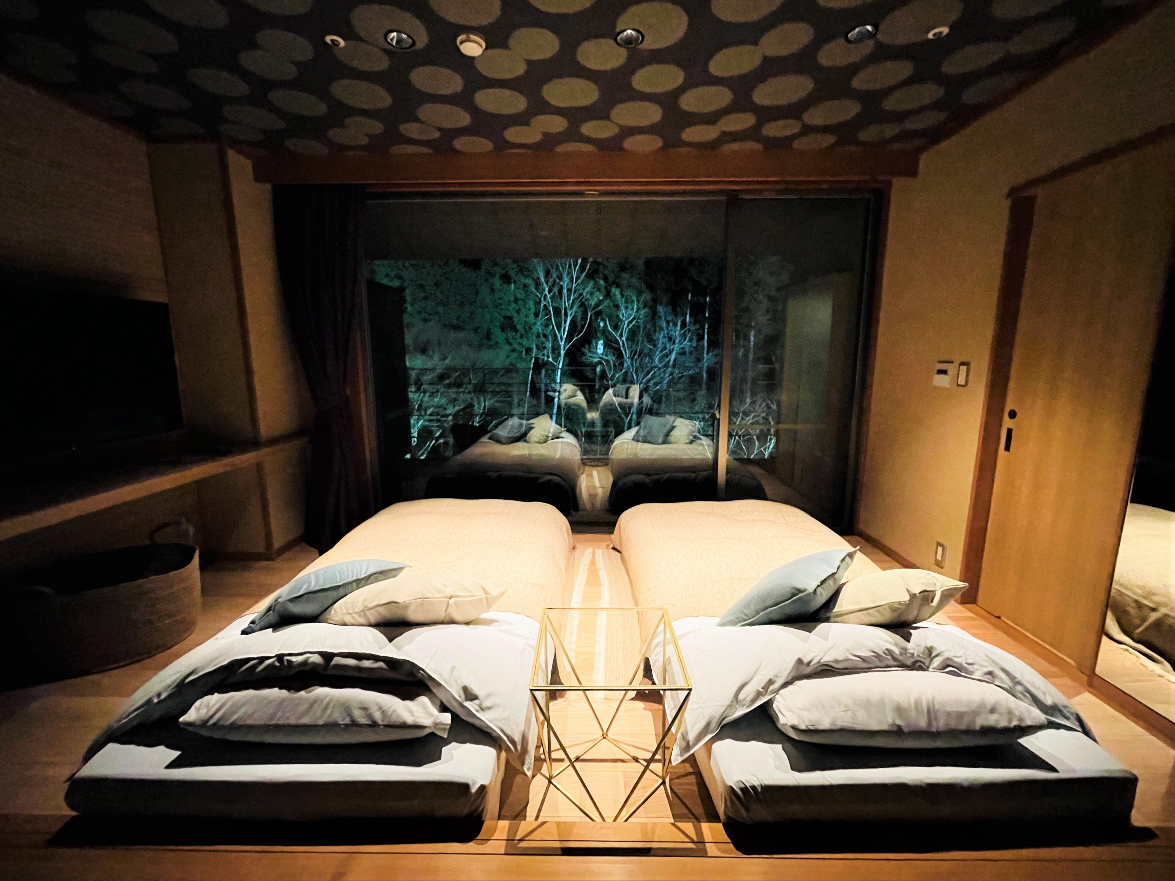 Semi-open-air hot spring bath & terrace + guest room with Japanese bed (night image)