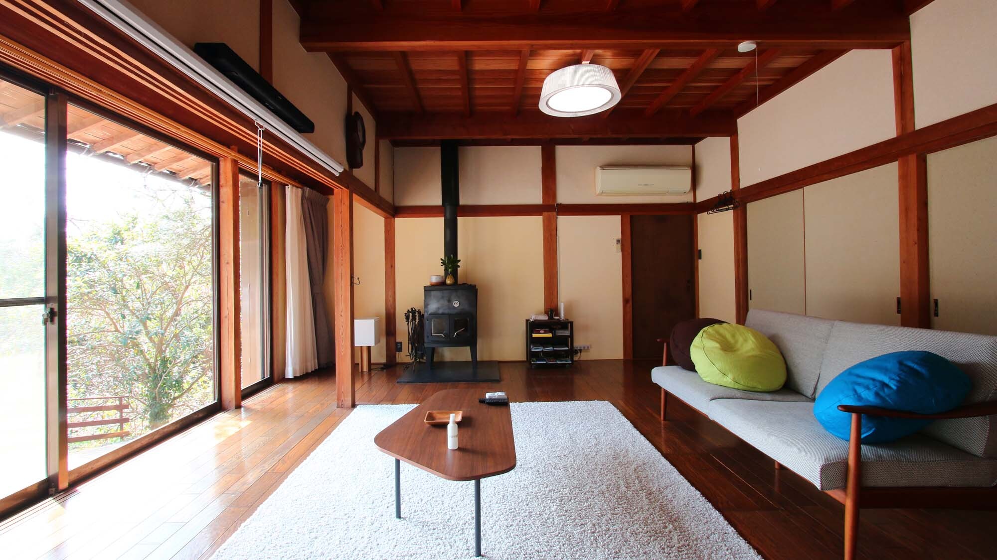 You can also enjoy a room theater in the cushion room.