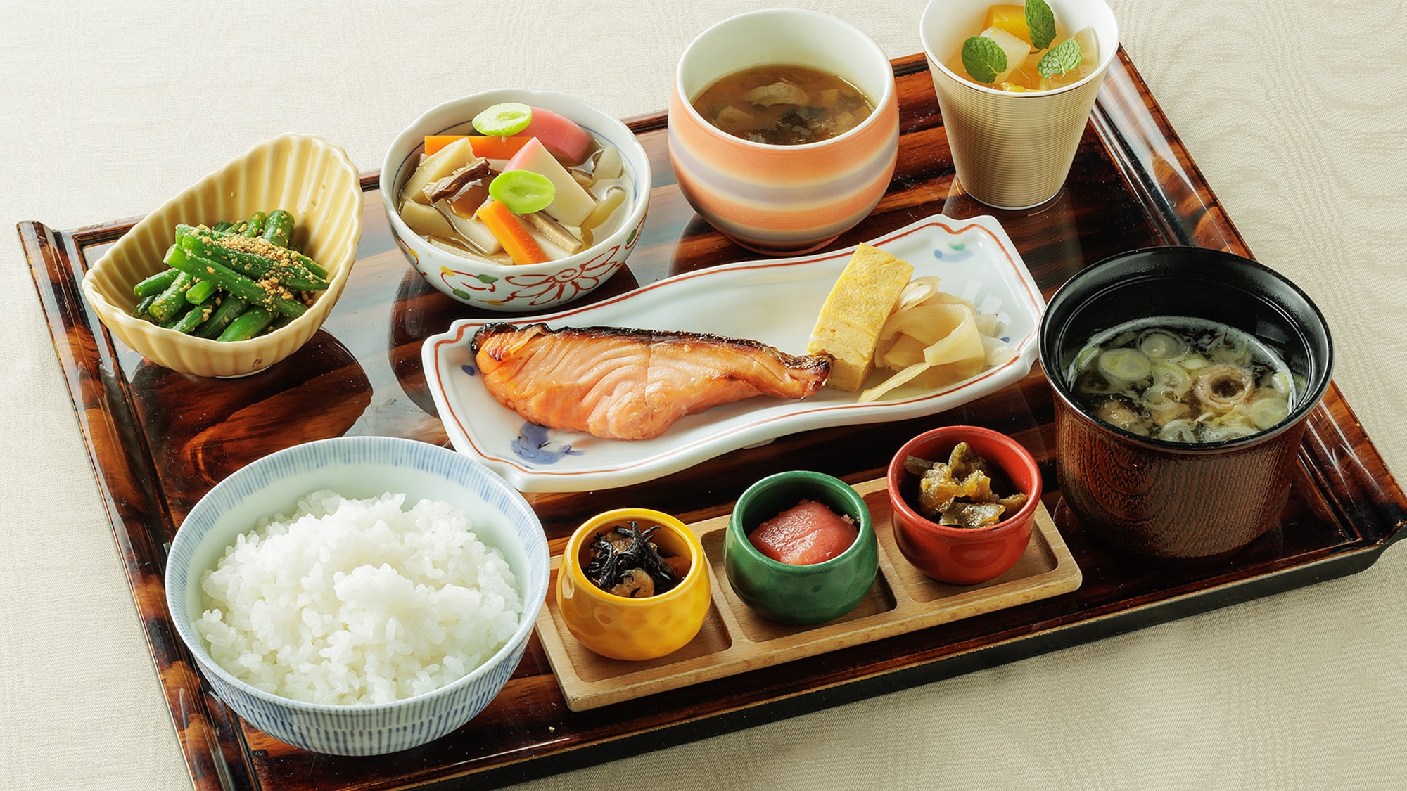 【日式早餐】時令烤魚、鄉土料理“Noppe”等與新潟米絕配的菜餚，讓人忍不住感嘆“Namarayunme♪”
