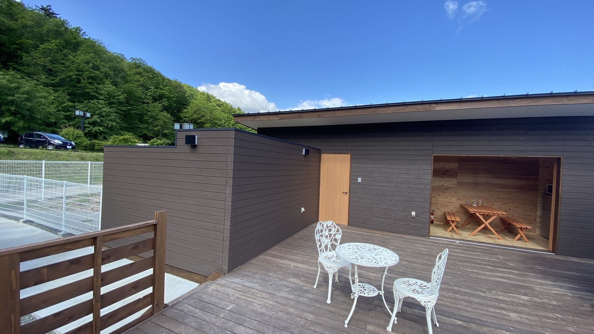 [Private area] Spacious wooden deck