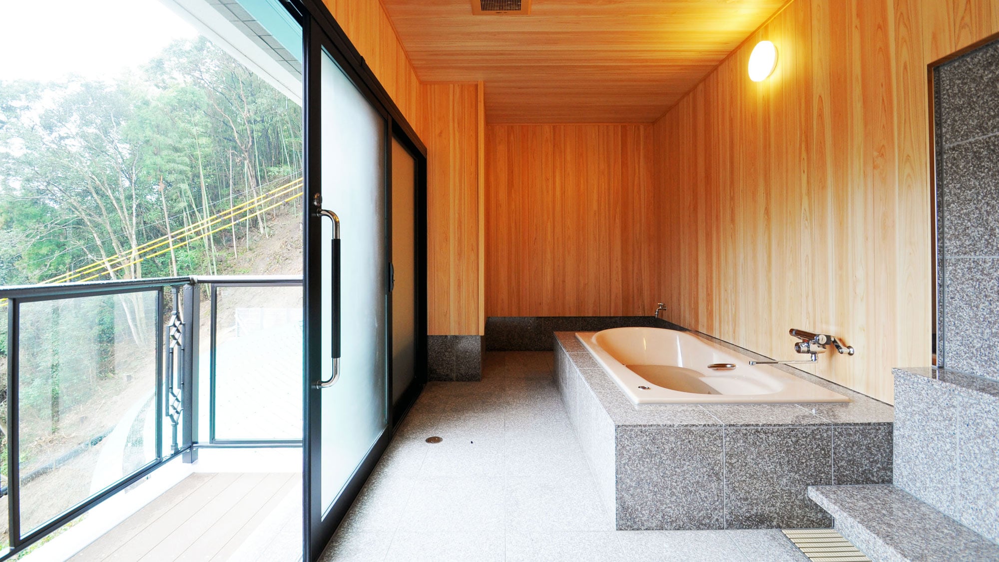 [Guest Room] Suite Room: Enjoy a relaxing bath in a private room.