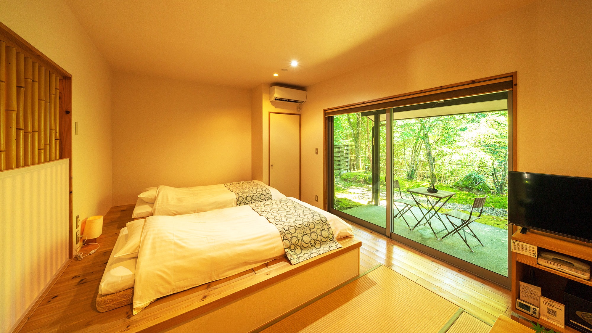 [Loại A] Phòng khách riêng biệt với bồn tắm ngoài trời. Âm thanh của dòng sông chảy và tiếng tre xào xạc trong gió tạo nên một bầu không khí dễ chịu.