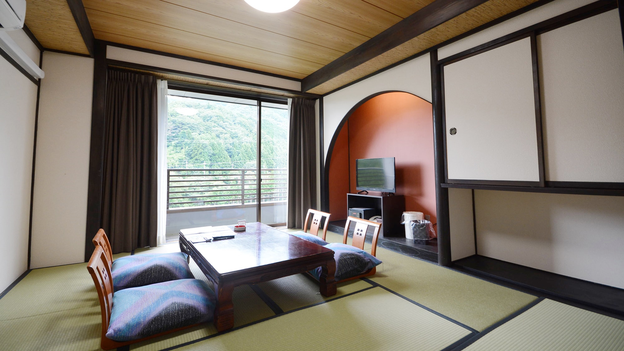 Aula seni rakyat 10 tatami kamar bergaya Jepang 16: 9