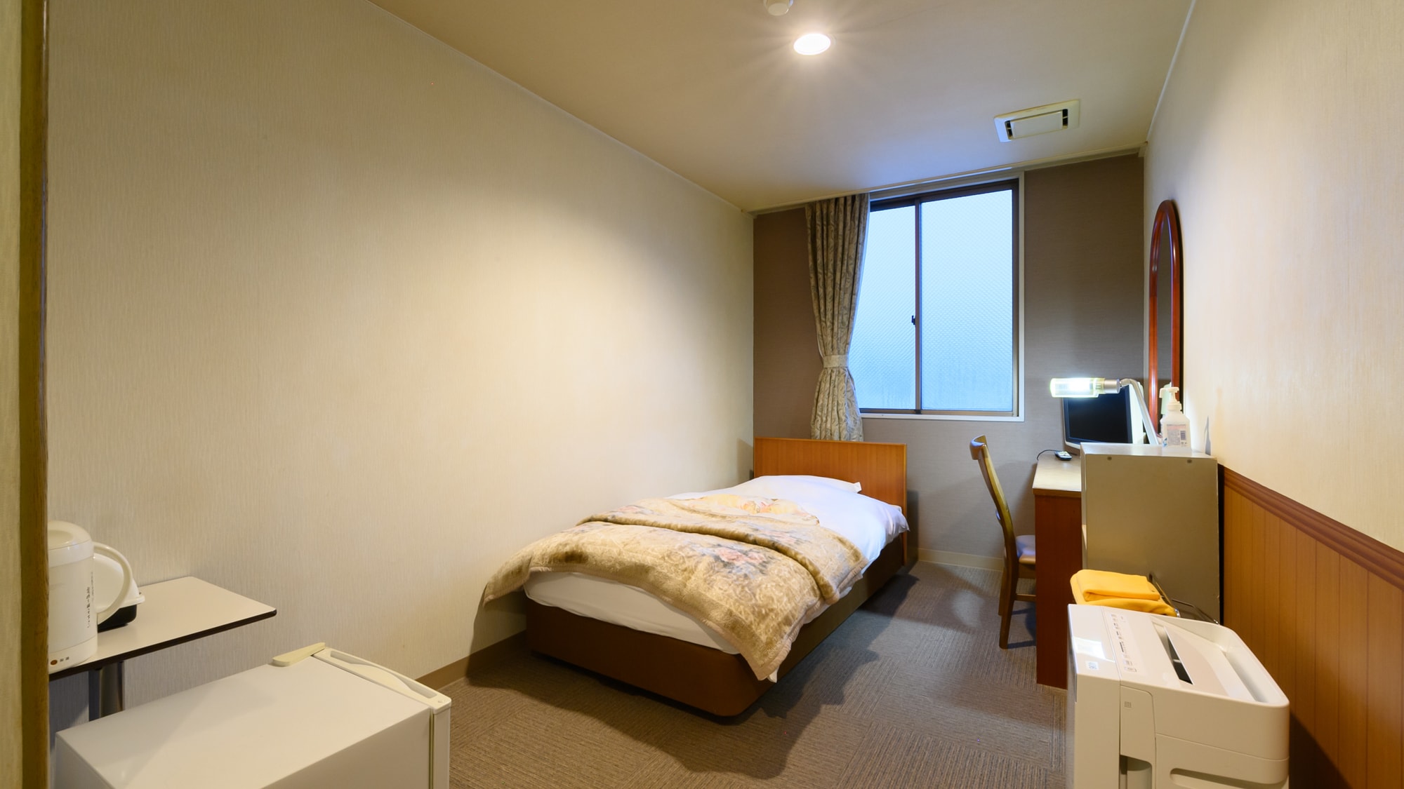 Single room (with toilet and shared bathroom)