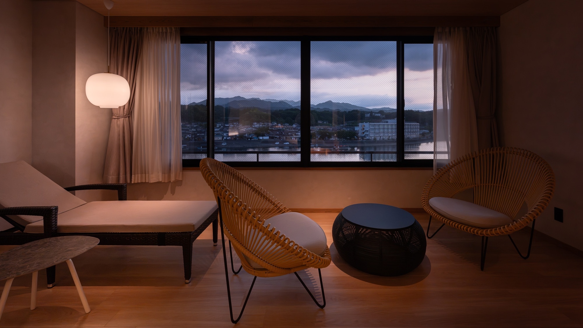 [KOTOWARI] Relax and enjoy the view of the gently flowing Mikuma River.