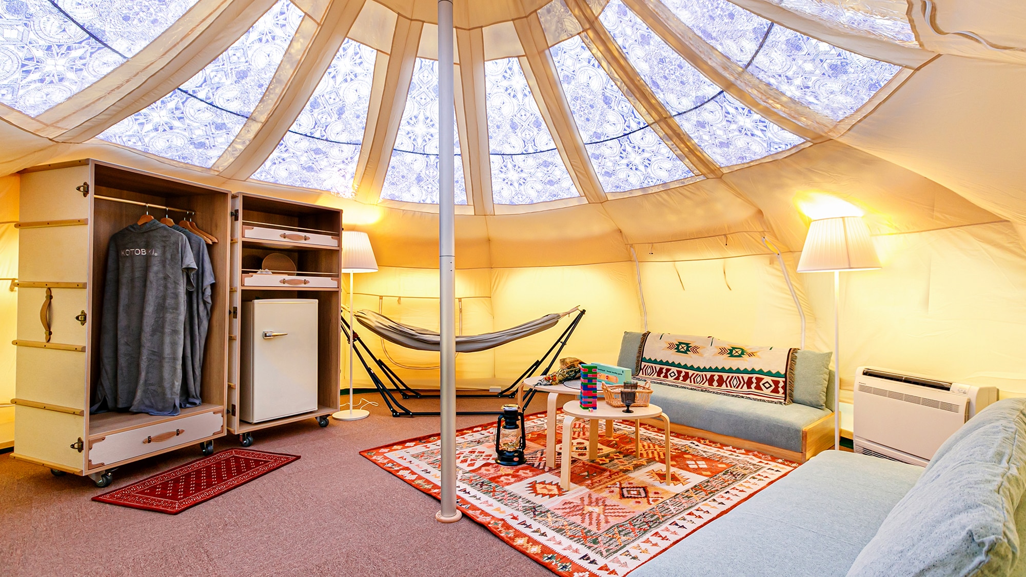 Choose furniture that matches the extraordinary feel of the tent. Enjoy the resort atmosphere as if you were in a foreign country.