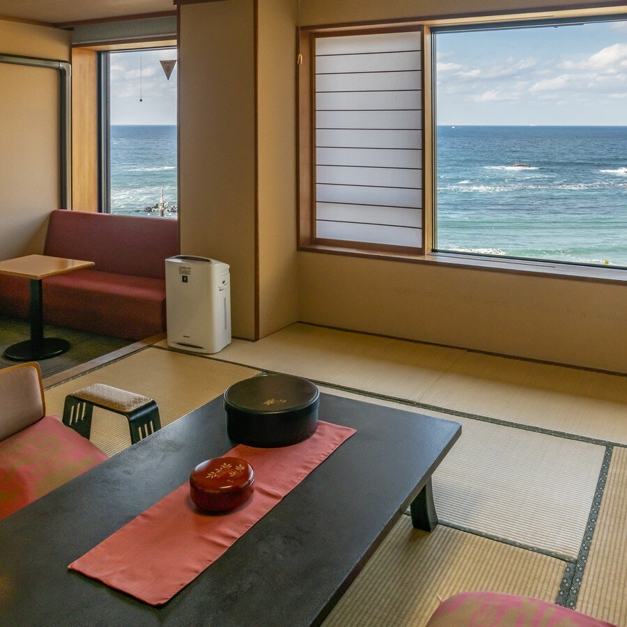 Overlooking the deep blue sea. A 12 tatami mat ocean view guest room that is popular for its spacious space.