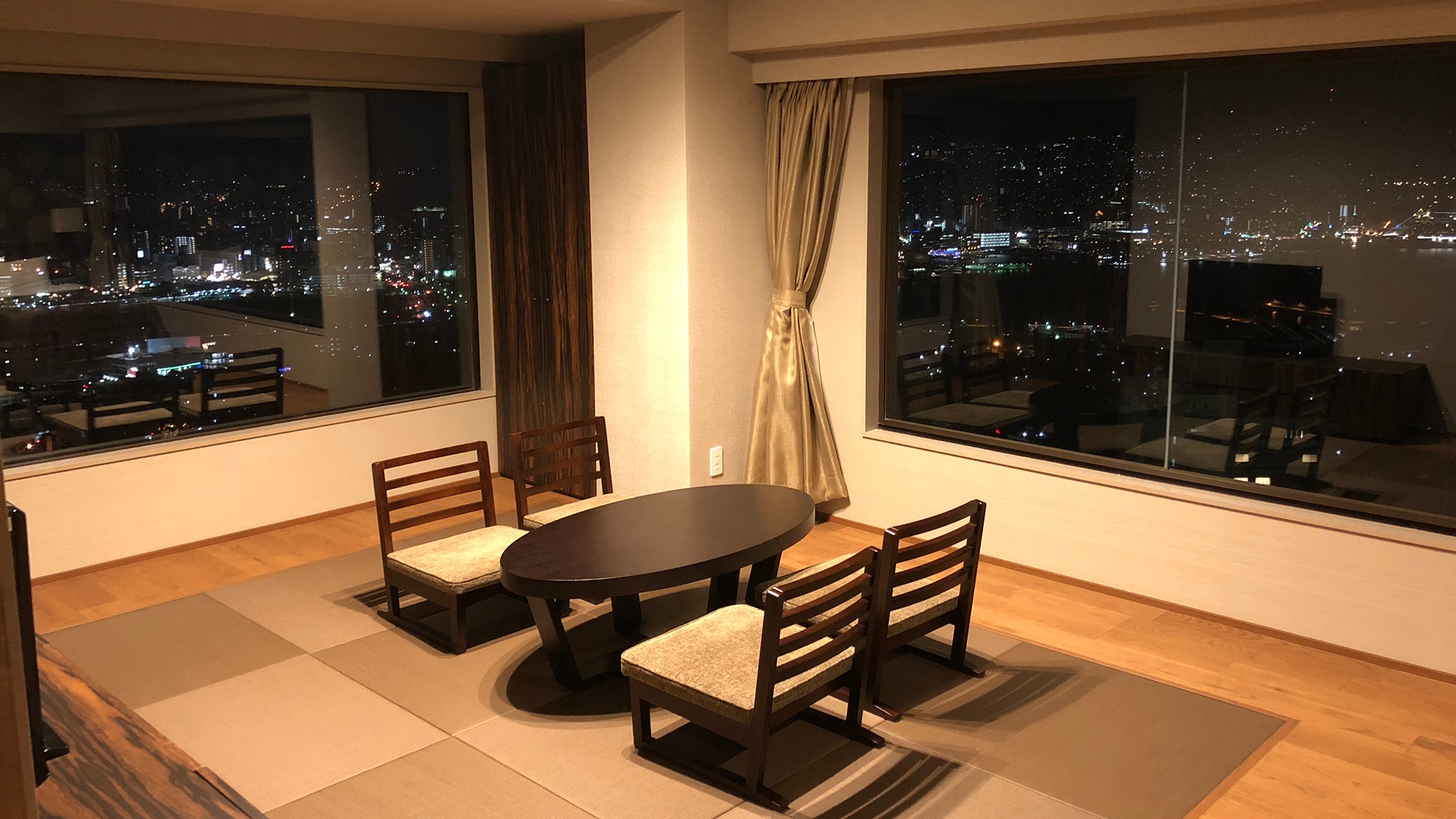 [Main building Japanese-Western style room with grand view] Glass windows on two sides of the corner.