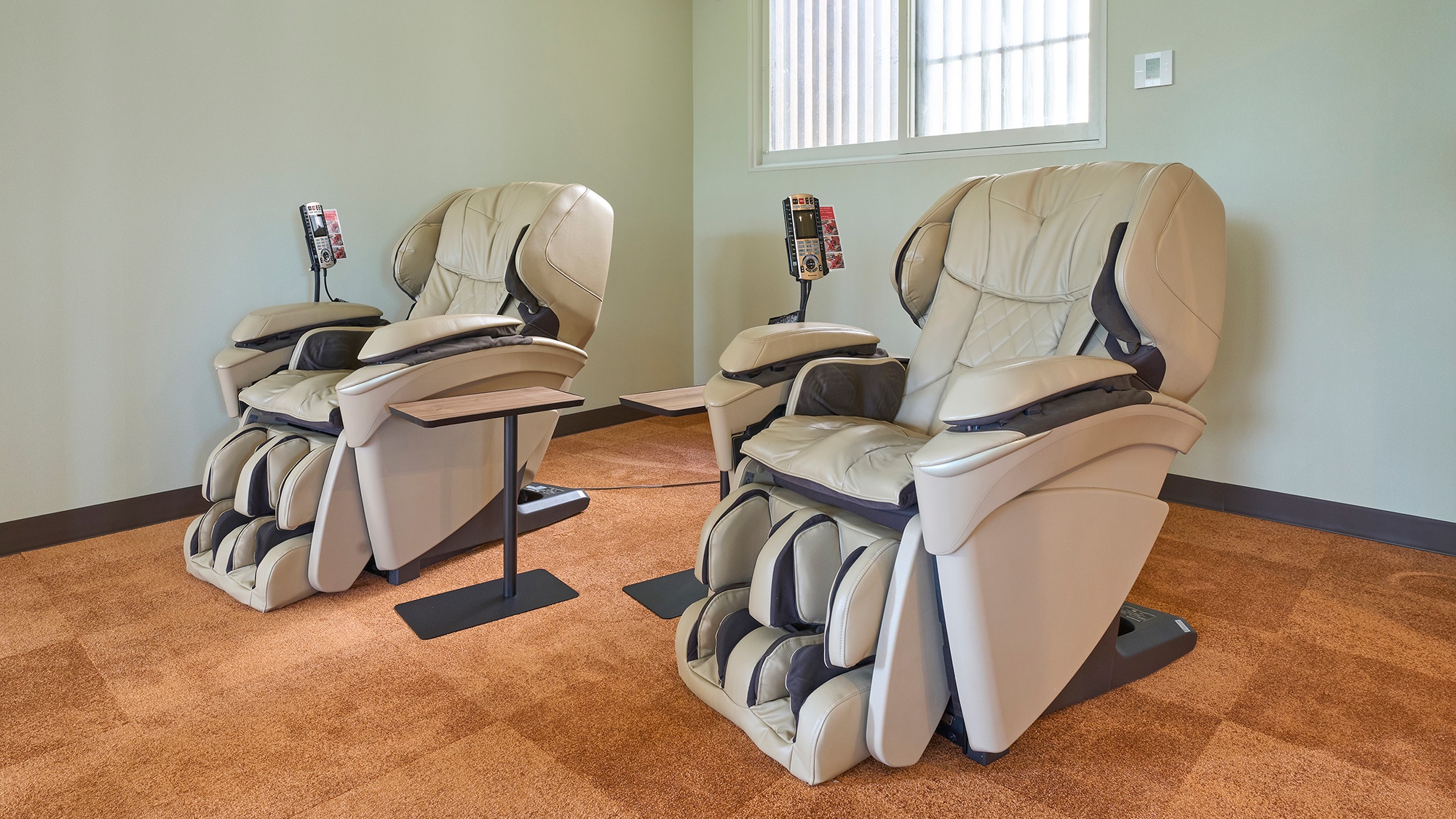 Free massage chair (in the rest room)