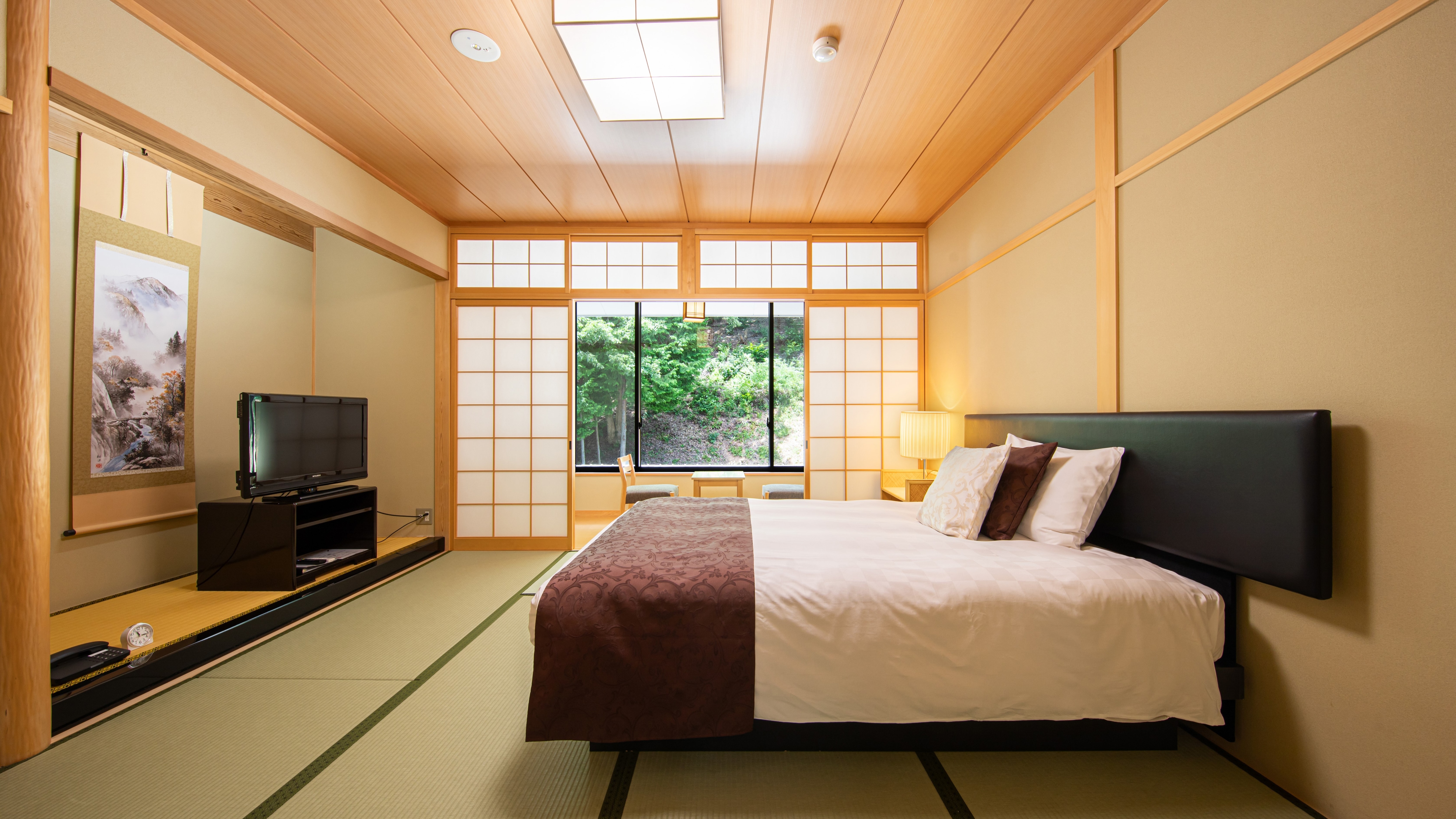 *[8 tatami mat Japanese-style room with bed] Japanese-style room with Simmons double bed