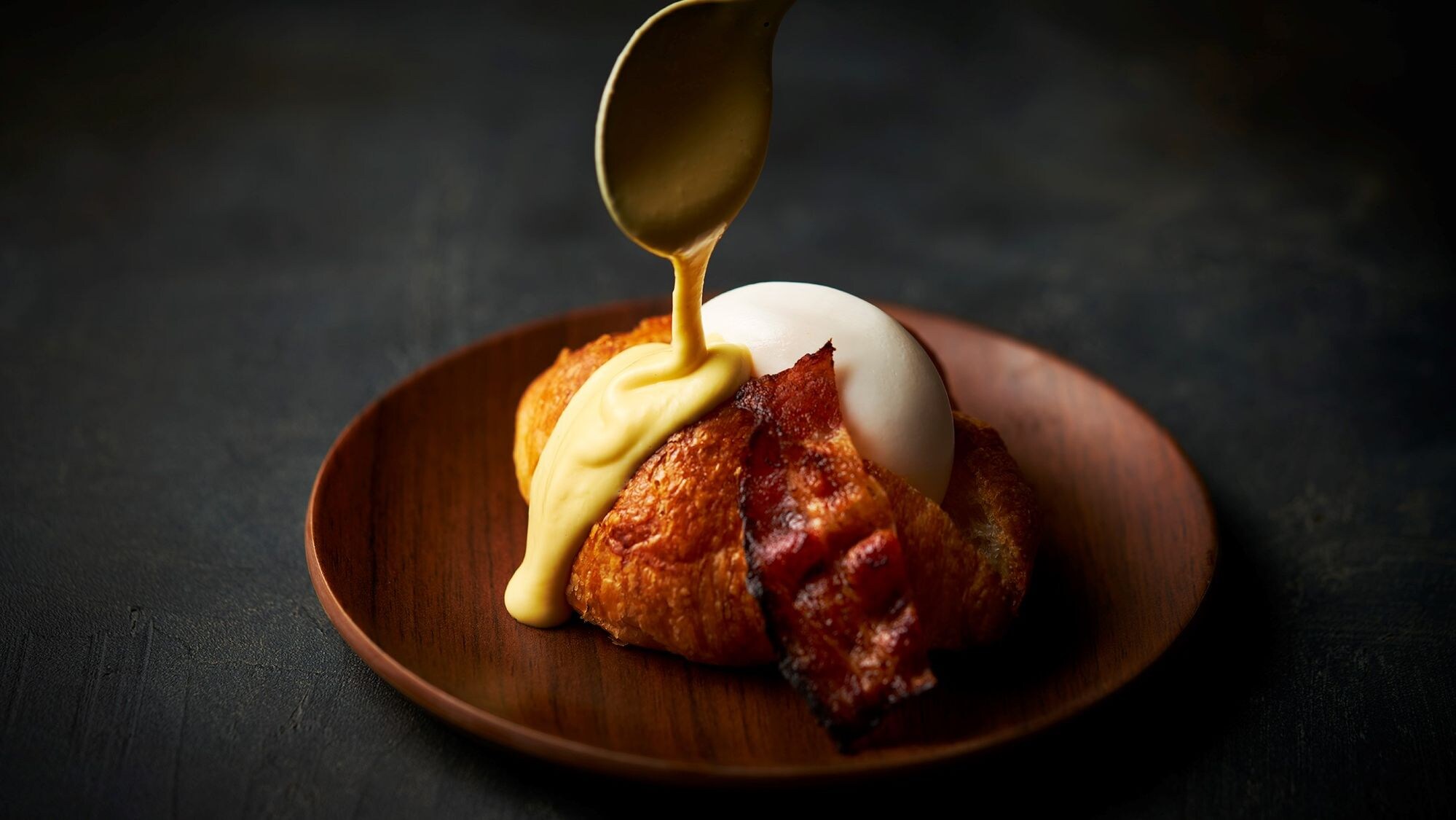 Breakfast buffet - Croissant eggs Benedict -