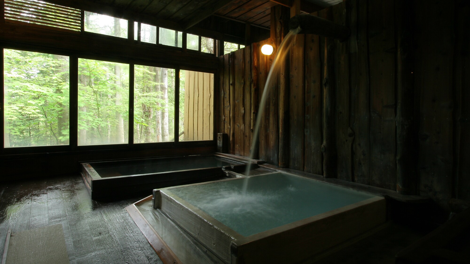 Shingen's medicinal bath. The hot water that has been poured down like a struck hot water fills the quaint jar while turning it into a bluish milky white color.