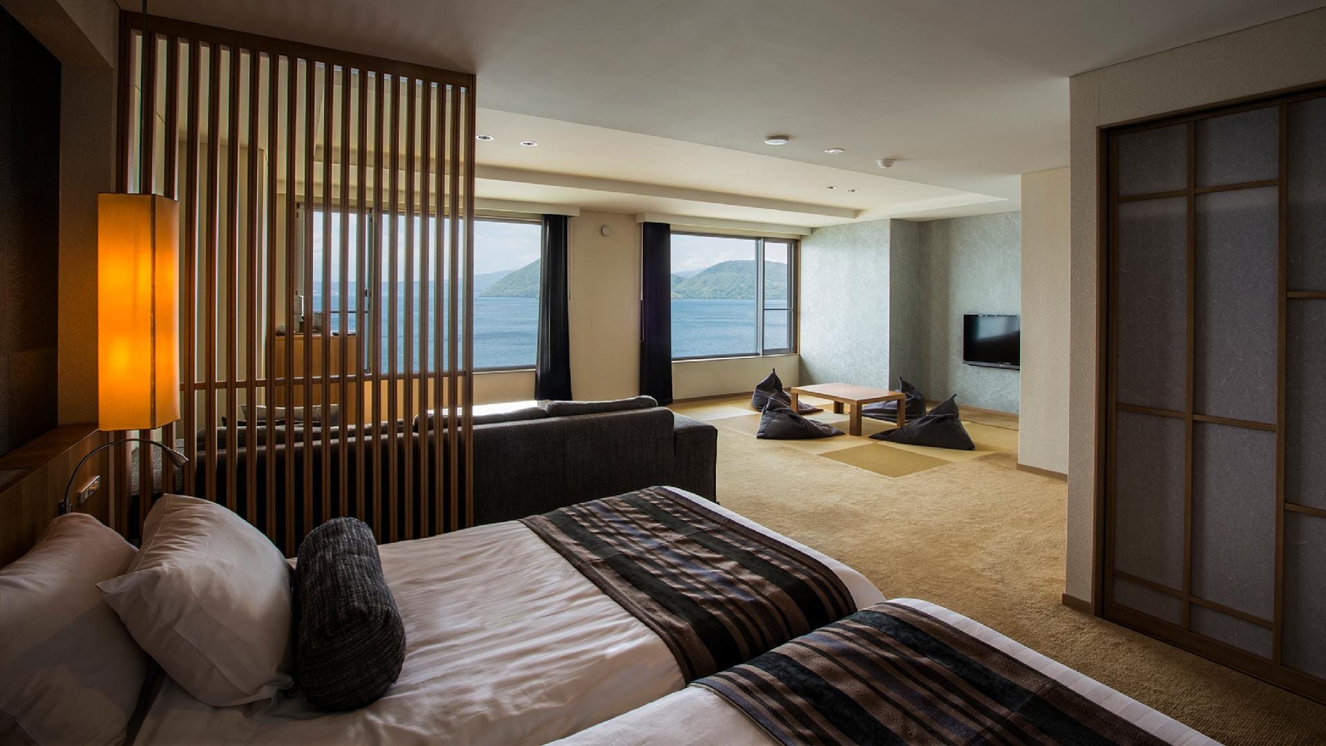 【클럽 부관 DX 화양실】2면 있는 큰 창에서는 도야호를 일망. 화의 침착과 현대적인 설비의 일본과 서양실입니다.