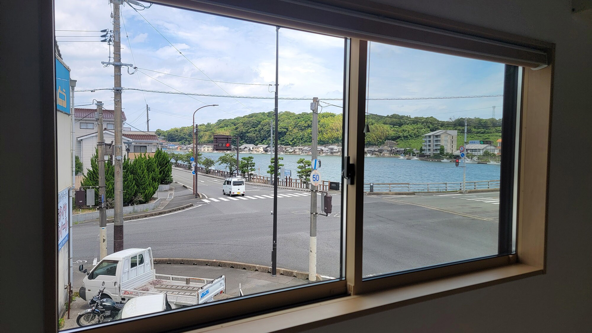 ・【日式房間】從大窗戶可以看到松本川,自然光傾瀉而入,雖然是在室內,卻營造出一個具有開放感的舒適空間。