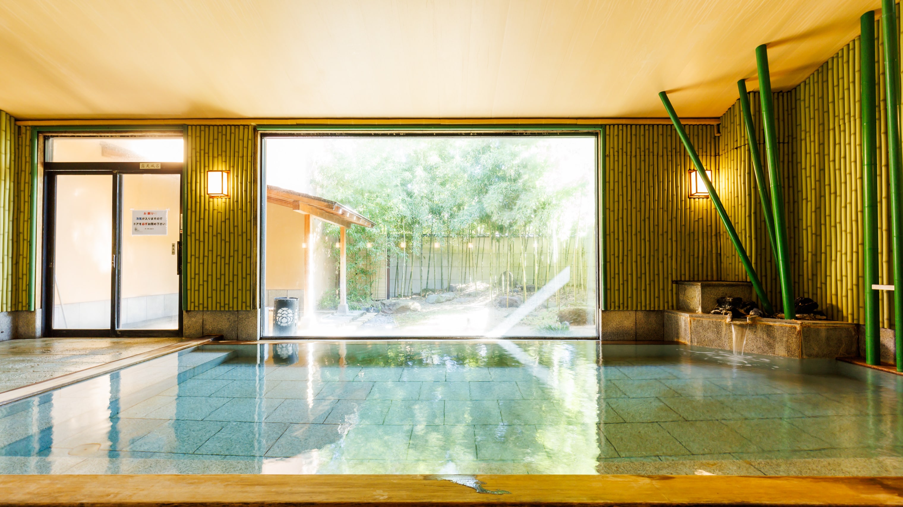 Kamar mandi umum yang besar