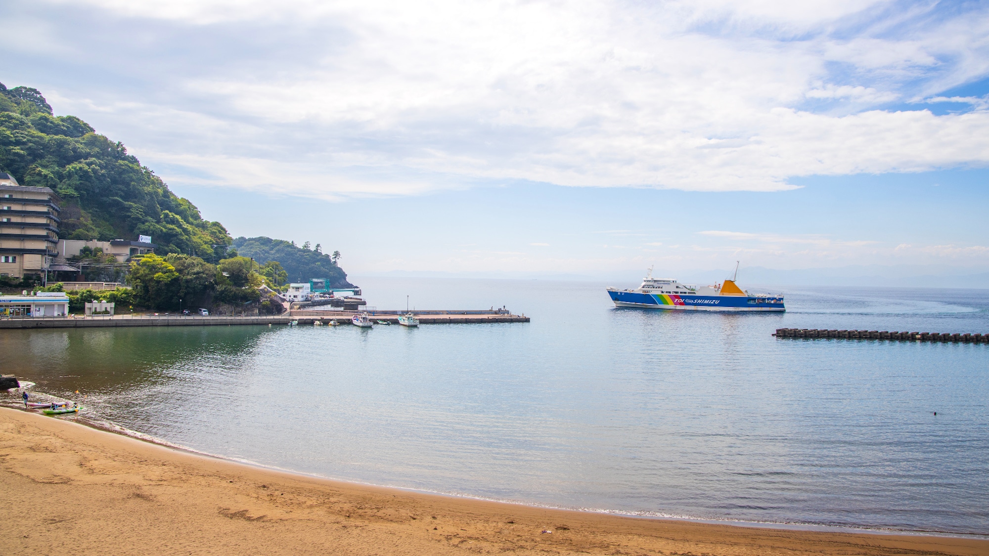 Bến phà (Phà Suruga Bay) nằm ngay trước mặt bạn! Chuyến đi thuyền kéo dài 70 phút từ Shimizu đến Toi để ngắm nhìn núi Phú Sĩ.