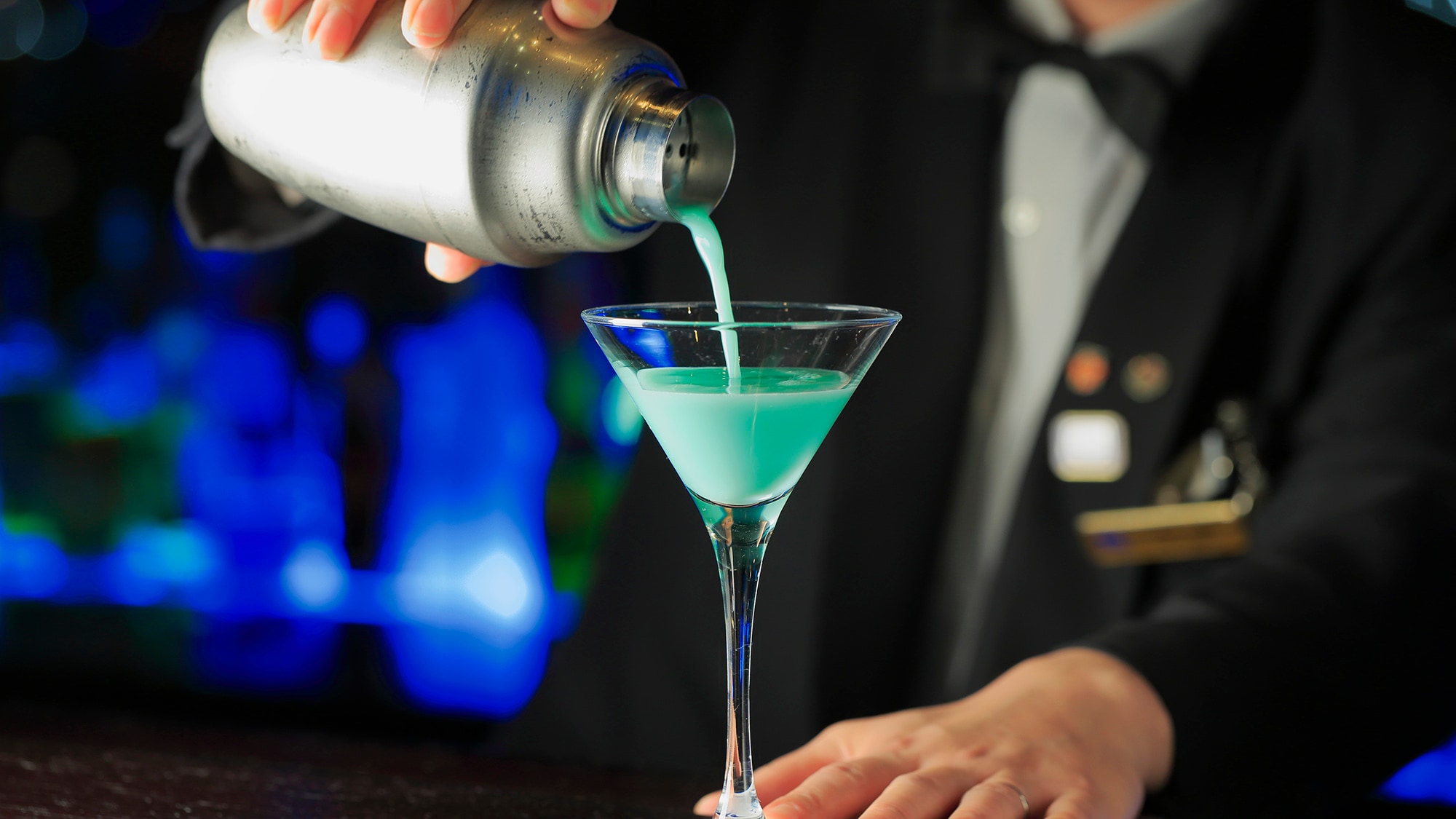 [3F: Bar/Lounge Siemens Club] Enjoy a sophisticated evening with specially selected cocktails and a shining night view