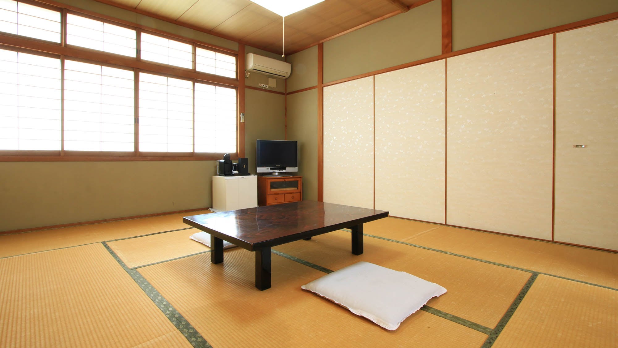 Japanese-style room with 10 tatami mats