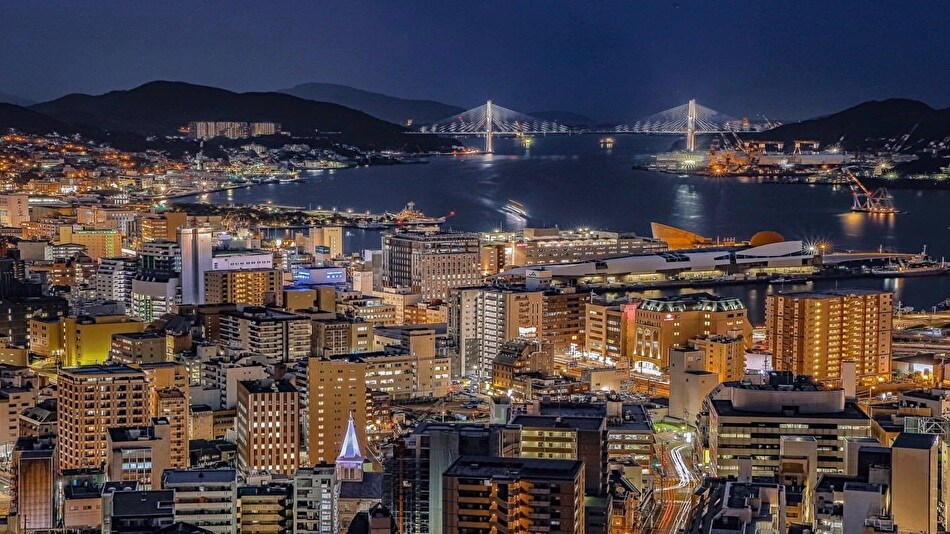 Cảnh đêm trị giá 10 triệu đô la từ Khách sạn Nagasaki, nhìn ra Cảng Nagasaki và Cầu Megami