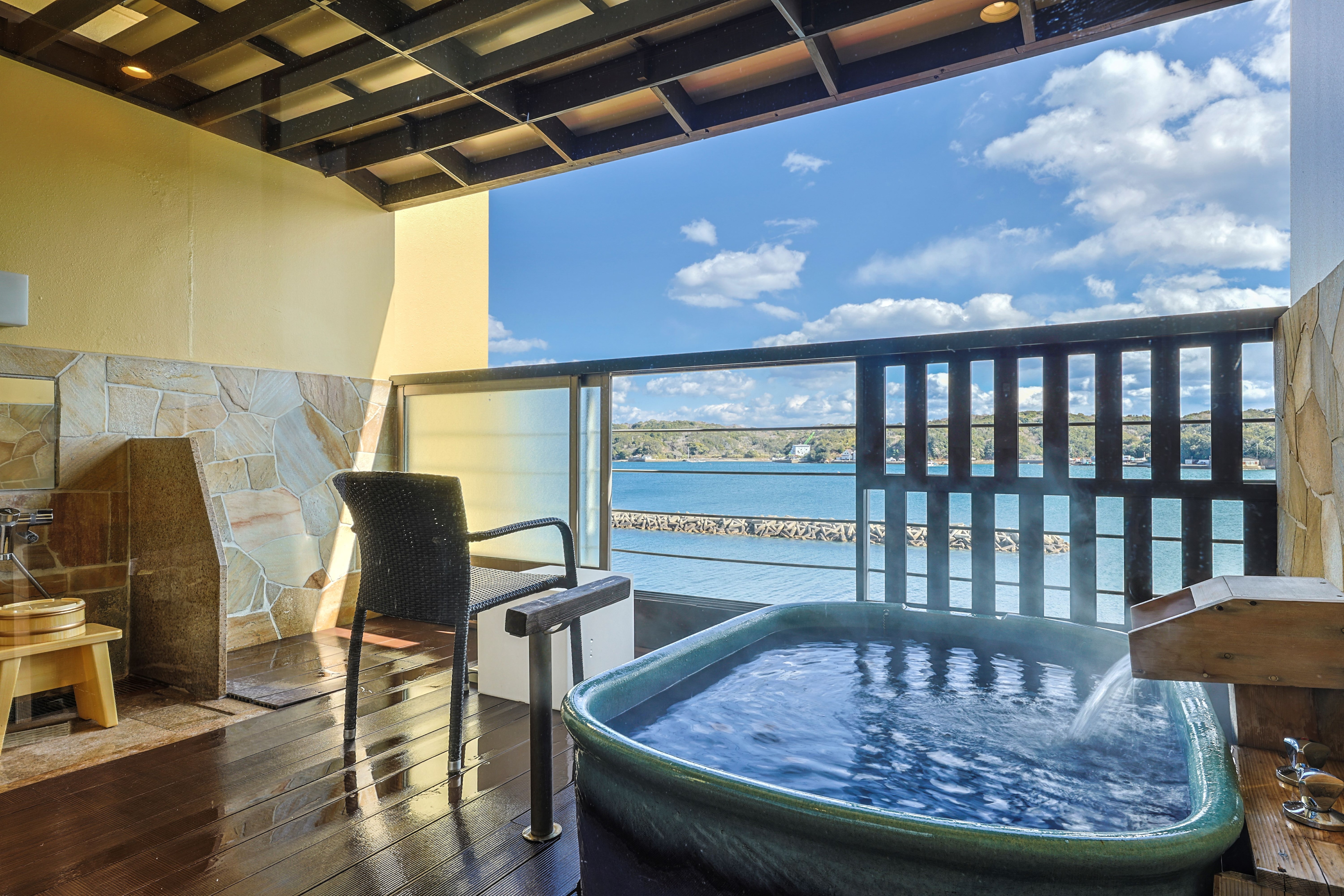 Guest room open-air bath