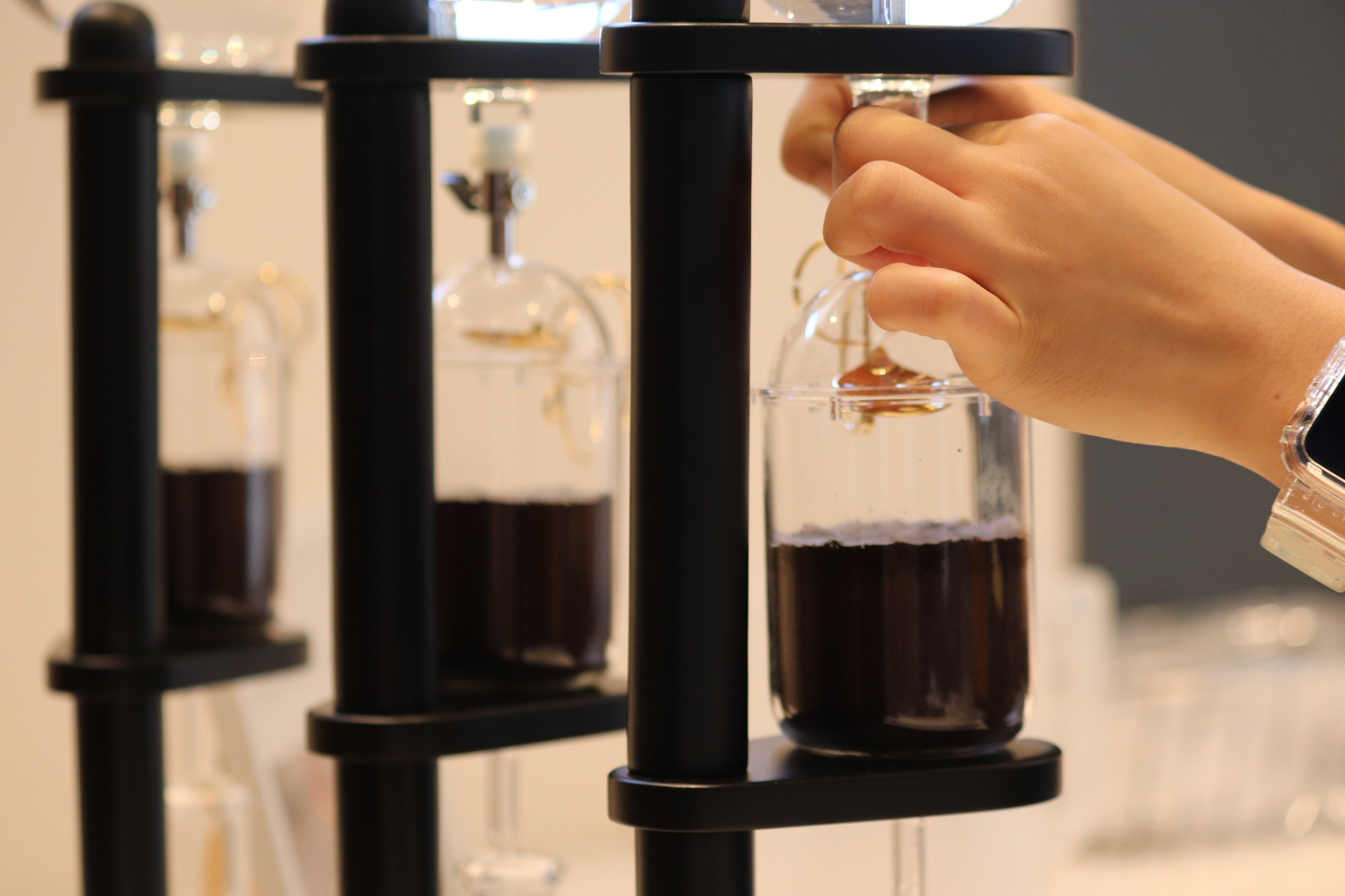 Drop by drop. The longer you wait, the more you'll be drawn to the charm of Dutch coffee.