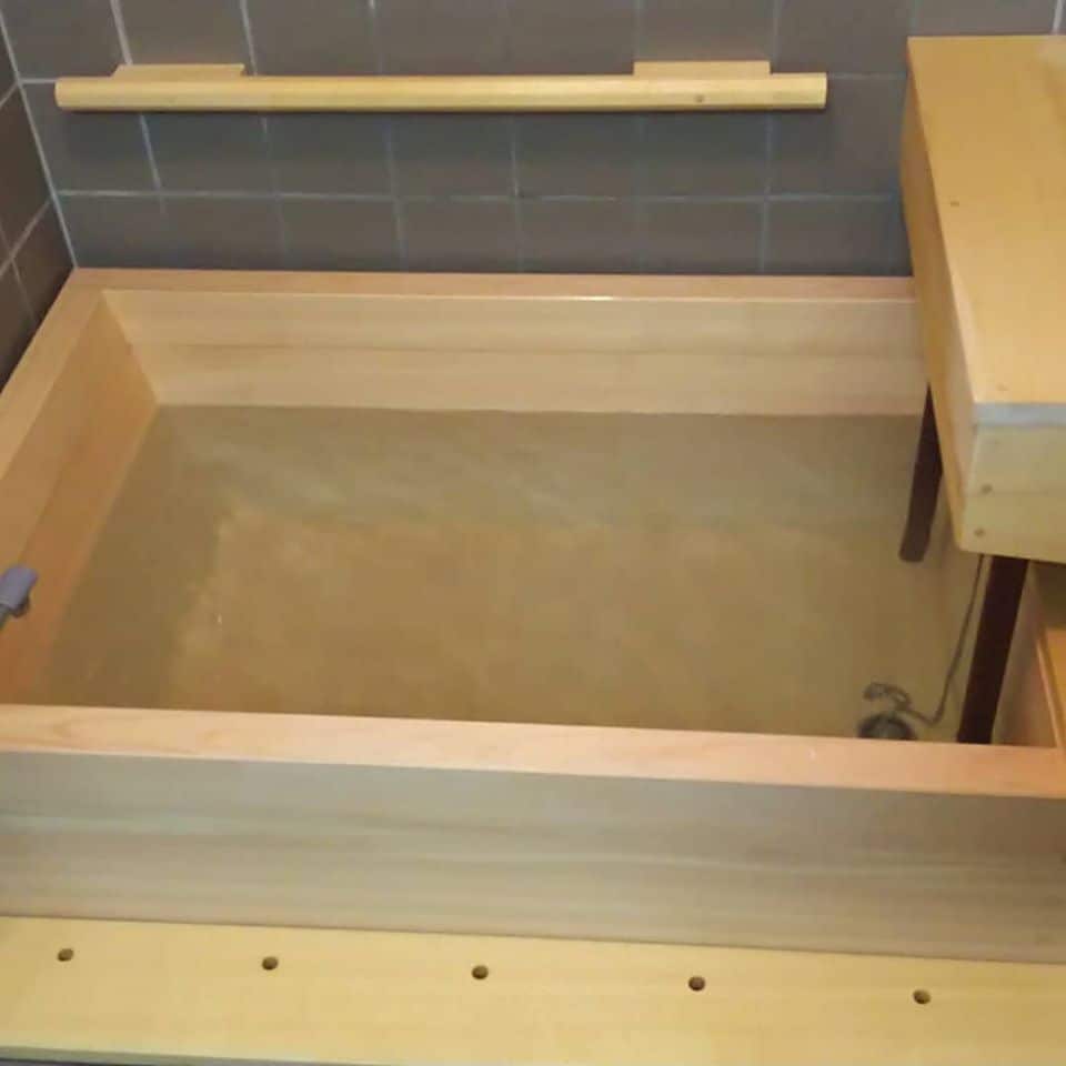 Newly constructed in 2019, this bathtub is made entirely of Japanese cypress from Shizuoka Prefecture.
