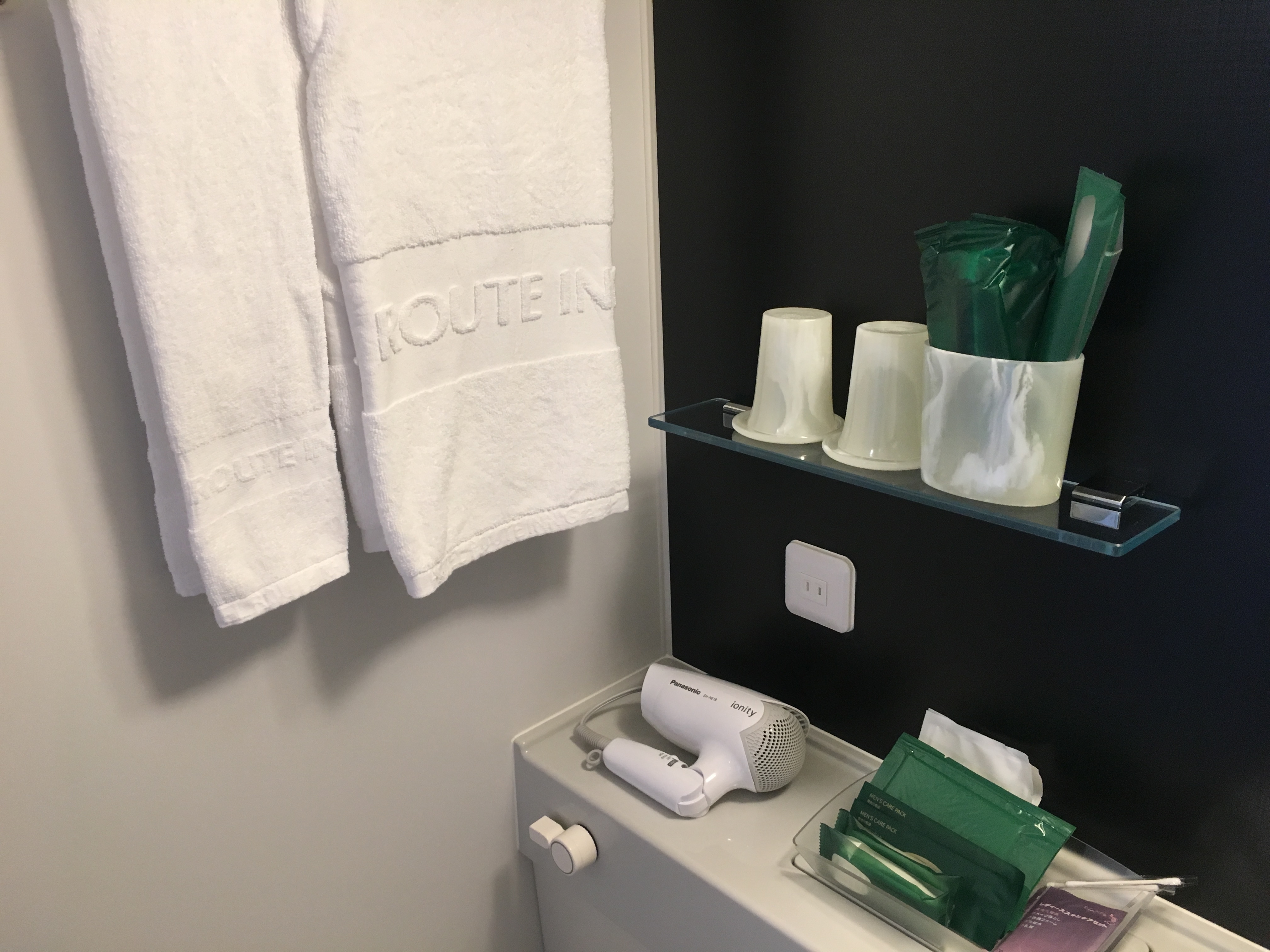 Fasilitas kamar mandi meliputi sikat gigi, pisau cukur, dan produk perawatan wajah yang akan disukai wanita. Nyaman untuk menginap mendadak