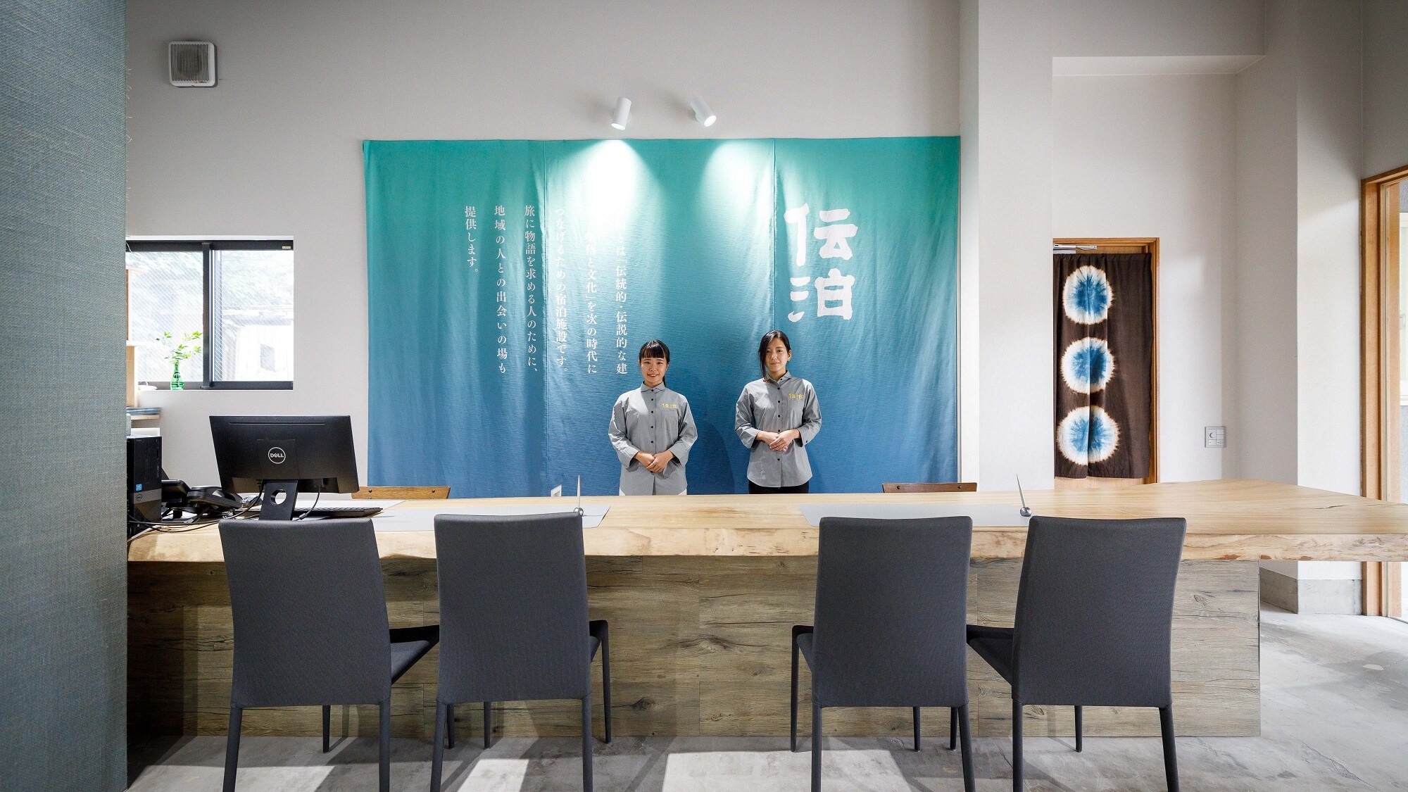 [Denpaku HOTEL (general reception)] There is a front desk after passing through the yellow goodwill.