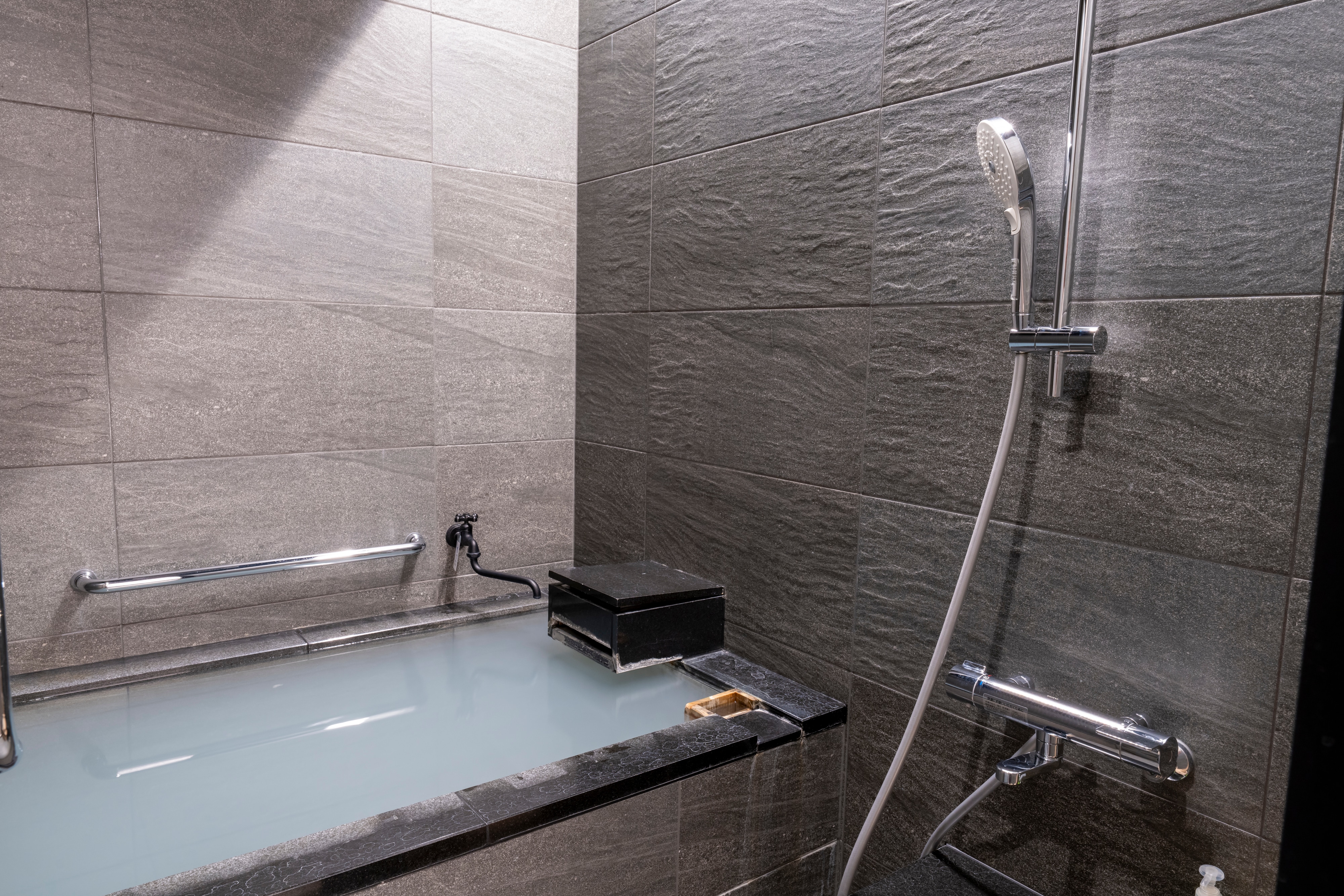 【信浓亭 深山】世界闻名的温泉“信汤”双床房，附设浴缸