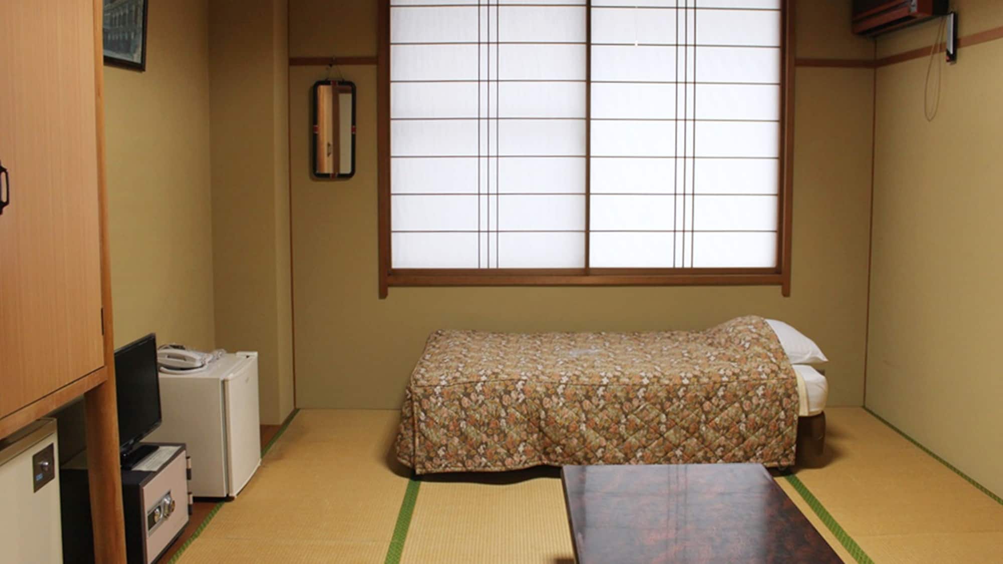 *[Example of a 6-tatami Japanese-style room] This is a small room in the main building.