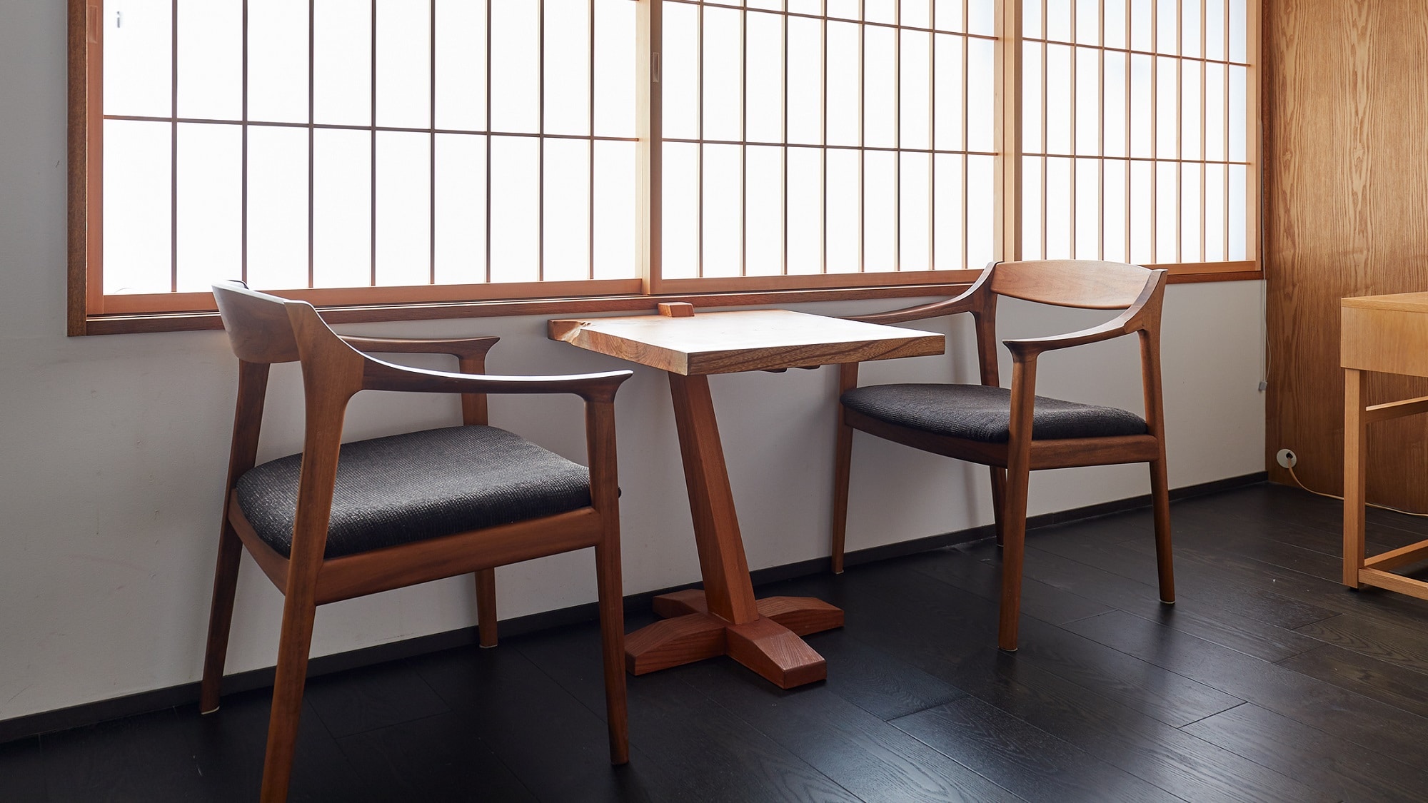 Triple room / Kitayama Sugi is used for rustic yet sophisticated handmade furniture.