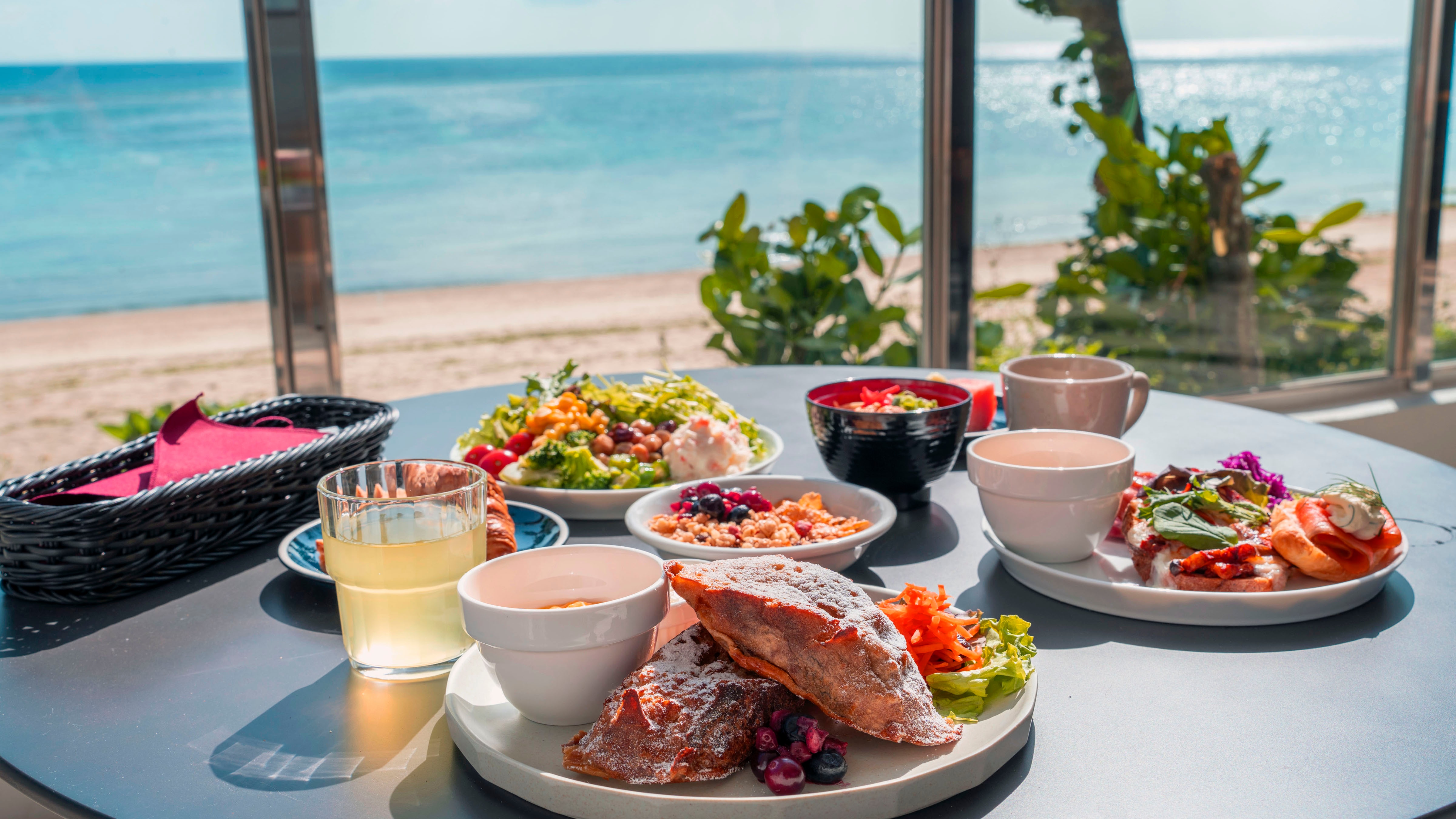 * [Breakfast by the sea] Enjoy a special morning on the terrace while feeling the sea breeze.