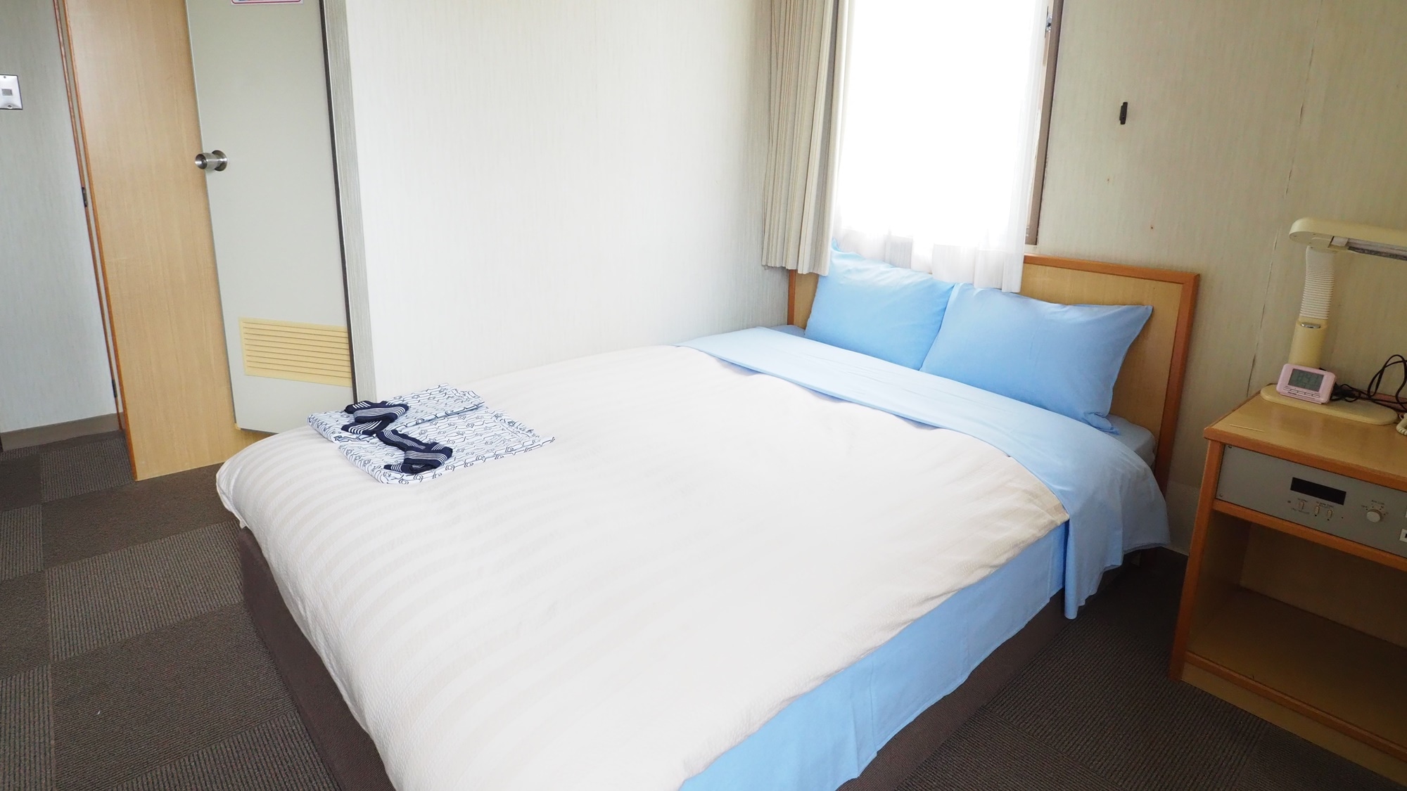 [Double] A double room where you can lie down on a large bed. A soft bed wraps around your body.