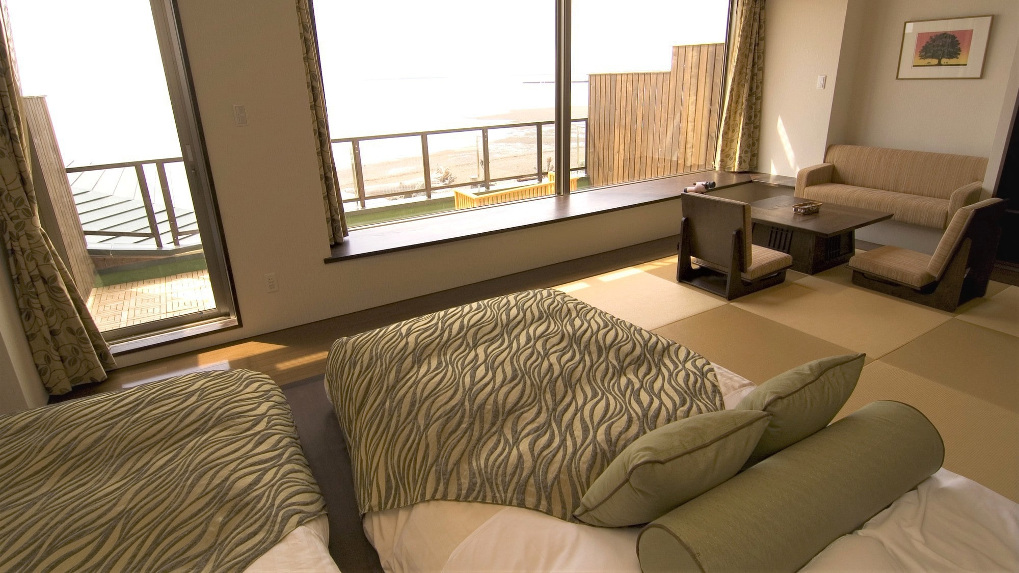 【湖边&日落侧】日式西式房间（带阳台）/大窗户遮住一面墙，看起来像一幅画！ （以客房为例）