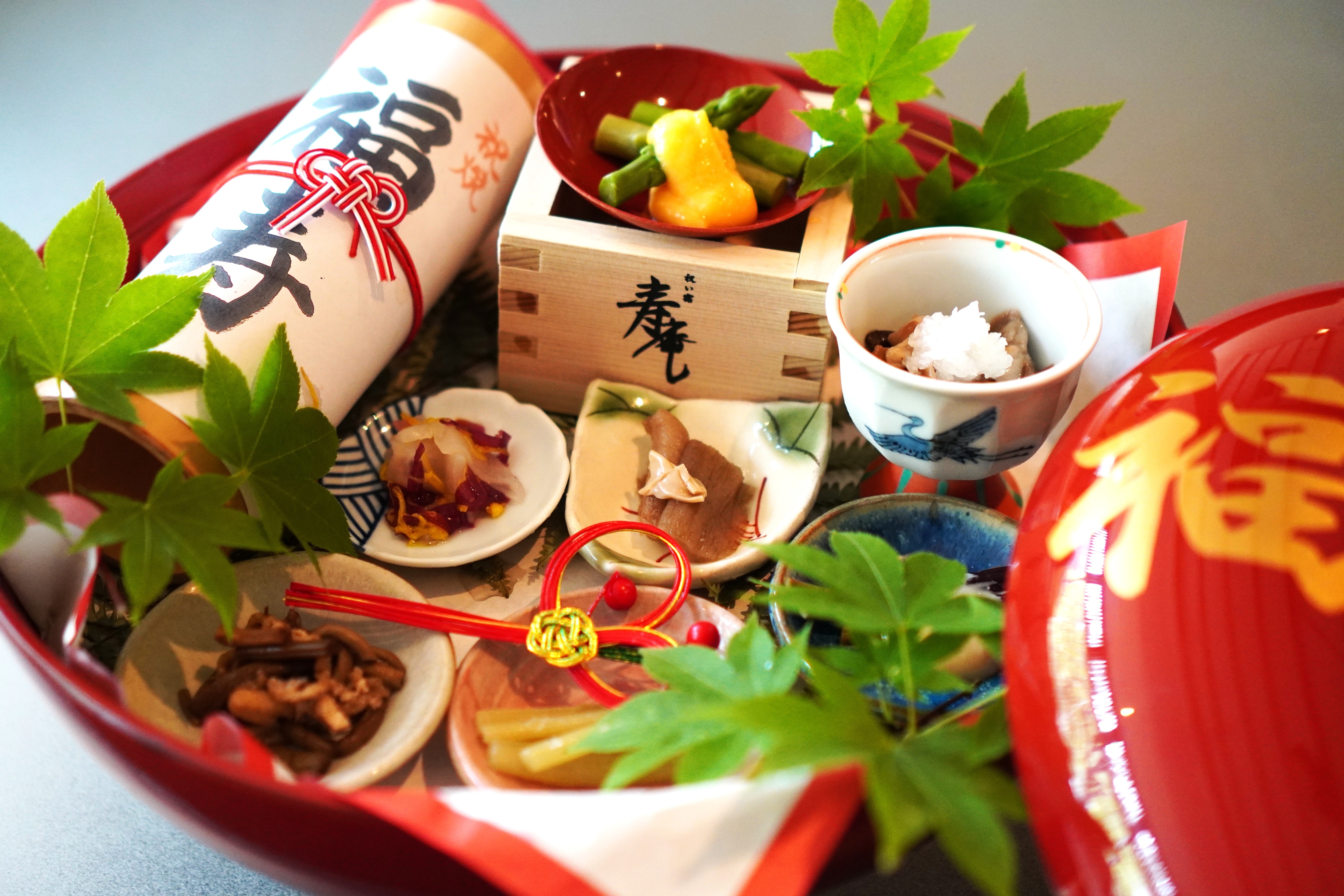 Satoyama Hassun with Green Maple Leaf