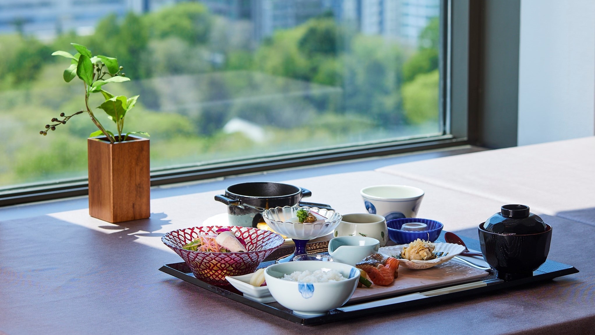 Enjoy a relaxing Japanese set meal while gazing at the refreshing morning view from the 22nd floor. (The photograph is an image)